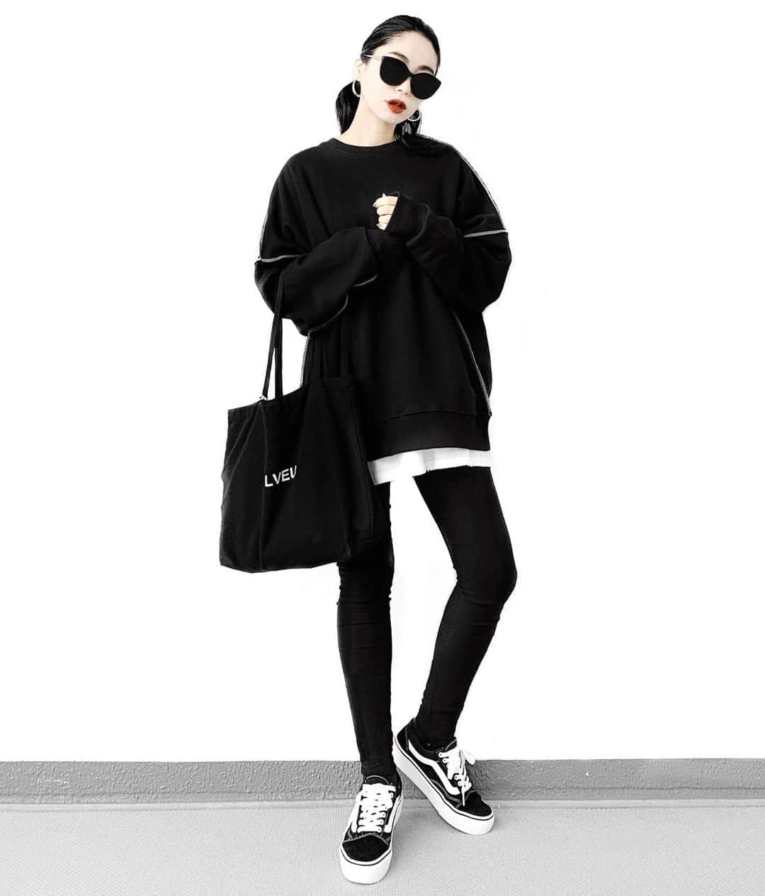 lve_xxxxのインスタグラム：「.﻿ .﻿ POPUPで大大大人気だった﻿ ｽﾃｯﾁｽｳｪｯﾄ🧵﻿ ﻿ 一足お先にGET出来たので🖤﻿ かーわーいーー！←﻿ ﻿ ALL BLACKとかsimpleｺｰﾃﾞの﻿ Pointになるので個人的にHIT☝️✧﻿ ﻿ 11/8の新作﻿ 20:00よりWEB🛒発売です☺︎﻿ ﻿ ｽﾃｯﾁのsox🧦買ったから﻿ 今度はｽｶｰﾄと合わせてみよ🤔🖤﻿ ﻿ ﻿ ｺｰﾃﾞｱｲﾃﾑ詳細は﻿ WEARをご覧くださいませ。﻿ ﻿ WEAR ： lvexxxx ﻿ 💻 https://wear.jp/sp/lvexxxx/﻿ ﻿ －－－－－－－－－－－－－－－－－－﻿ ﻿ 📢ｺﾒﾝﾄ頂ける際は、﻿ 最新投稿にお願い致します。﻿ ﻿ 過去投稿に頂いた際、気がつかない事もあり﻿ お返事致しかねる場合が御座います🙇‍♀ ️﻿ ﻿ 　 ﻿ ﻿」