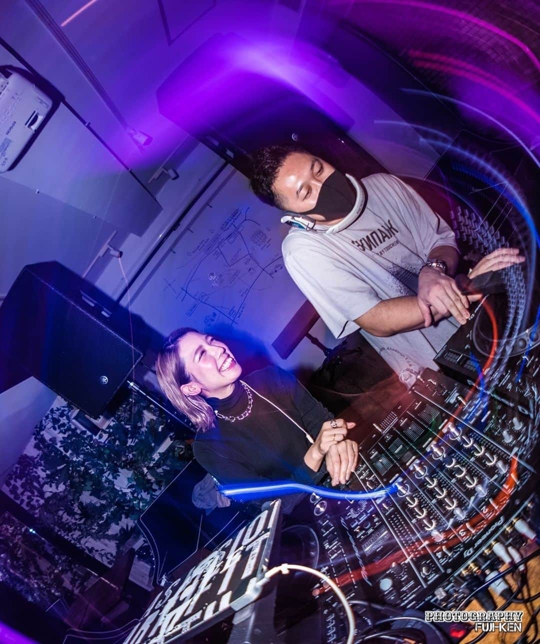 DJ CHI☆MEROのインスタグラム：「🎃 . ハッピーハロウィン！ですね。 今夜は六本木 @esprit_tokyo にて 六本木ハロウィンサーキット開催！ . 5つのクラブで遊び放題です👻 今夜10/30(金)私はESPRITTOKYOでDJします！ . 詳細欲しい方はDM下さい○ . . . Photoby【 @club309 】 #fujiken#fujikenfilm#roppongi #tokyo#Halloween#ハロウィン」