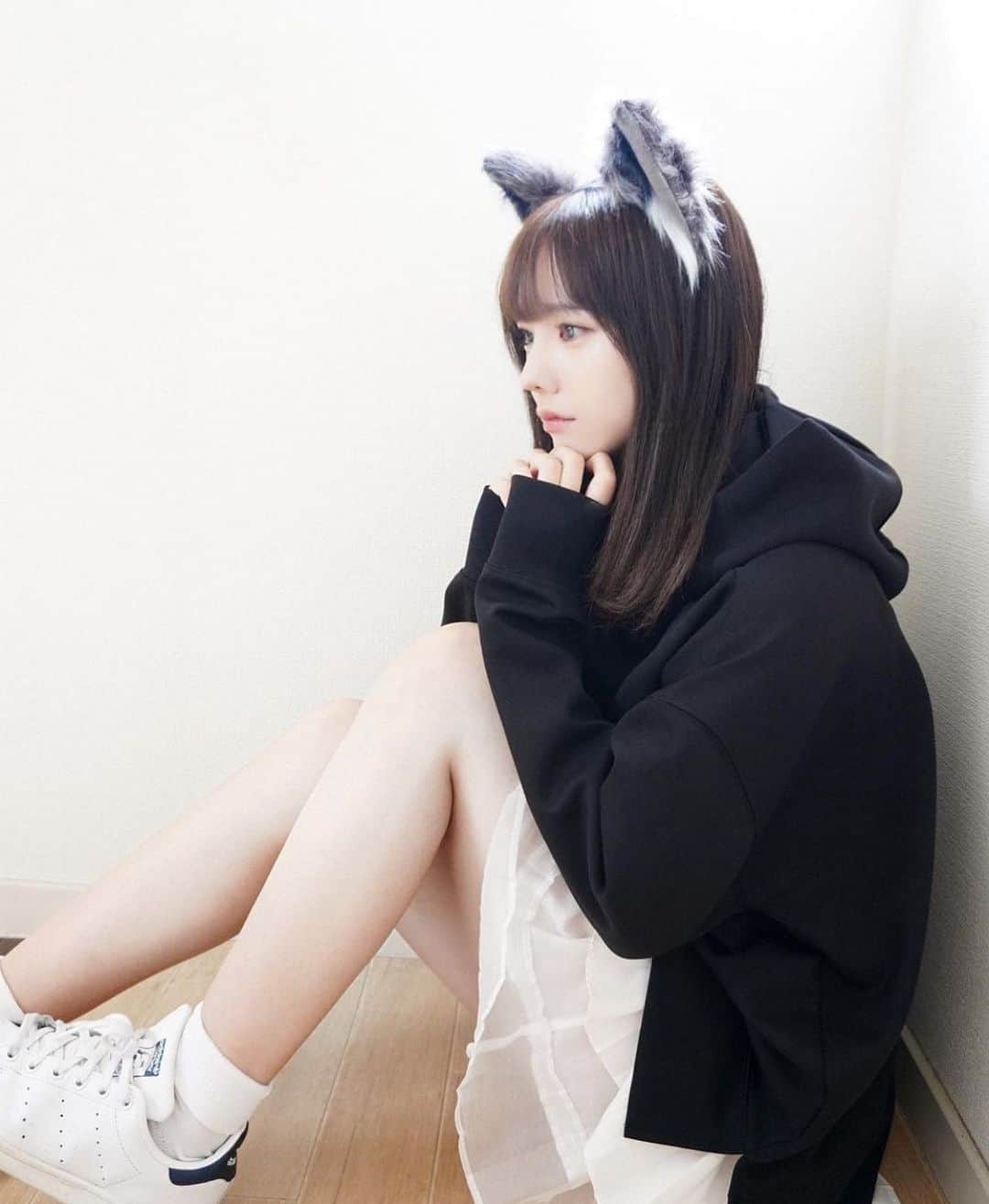 緑川百々子のインスタグラム：「ちょっと気持ちをつらつら  今年は生誕祭イベントができません。 こんな情勢だというのもありますが、去年事務所を辞め、積極的な芸能活動からはフェードアウトしていってからステージに立つというポテンシャルがままならないというのが実は大きいです。 twitterもInstagramも趣味として一個人として自由に更新を続けていますが、これは謂わば余生みたいなもので。 自由であることはとても気楽で、楽しく、時に孤独です。 だから、たまに衛星通信のようにコメントやinstaliveでお話しできるのがとてもたのしくて励みになっています。 でも、その反面、また会えますか？直接お話しできますか？という質問に胸を張って「はい」とは答えられないのも事実です。 いつか必ず、と答えたこともありました。それはわたしの願望でした。 できればわたしの事は「物語の中の登場人物」くらいに思っていて欲しいです。 触れ合わない平行線の線と線としての関係。 でも、もしかしたらけろっと数ヶ月後にイベントをしているかもしれません。 なにも確約できない今ですが、わたしは夢に向かって頑張ってます。 だからみんなもみんなの人生を頑張って生きてね。それを画面のこちらからいつも応援しています。  これ、もう会えないと突っぱねてる訳ではないことをわかって欲しい！ 会える人とは会うべくして会える、と思っているので。」
