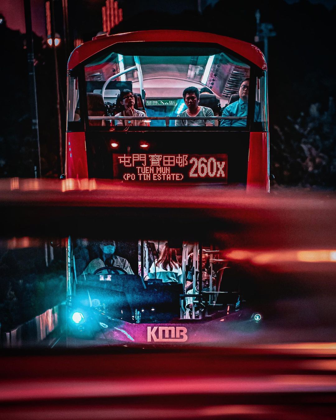 HAYAMI HANNAH ハナさん ど田舎さんのインスタグラム写真 - (HAYAMI HANNAH ハナさん ど田舎Instagram)「. KMB Bus in a Taxi window 🇭🇰 Happy Friday!   素敵な金曜の夜を🌉 ことあって２枚投下すみません。    #hayamihannah  #DiscoverHongKong  #Picsofhk #香港 #Sonyimagegallery  #instameethk⁠ #awesomehongkong  #hongkongphotography⁠ #unlimitedhongkong  #exploringhongkong⁠ #hongkongstreets  #hongkongnight  #hongkong  #hongkonglifestyle #hongkongstreetphotography⁠ #visualhongkong  #reframinghk  #Hongkongliving #sonyimages  #moodygrams⁠  #Adorama #Way2ill #yourshotphotographer  #localiiz  #HongKongGuide #TimeOutHK #capitalshooters  #DarkMobs  #Monstermoods  #zolimahongkong」10月30日 20時30分 - hayamihannah