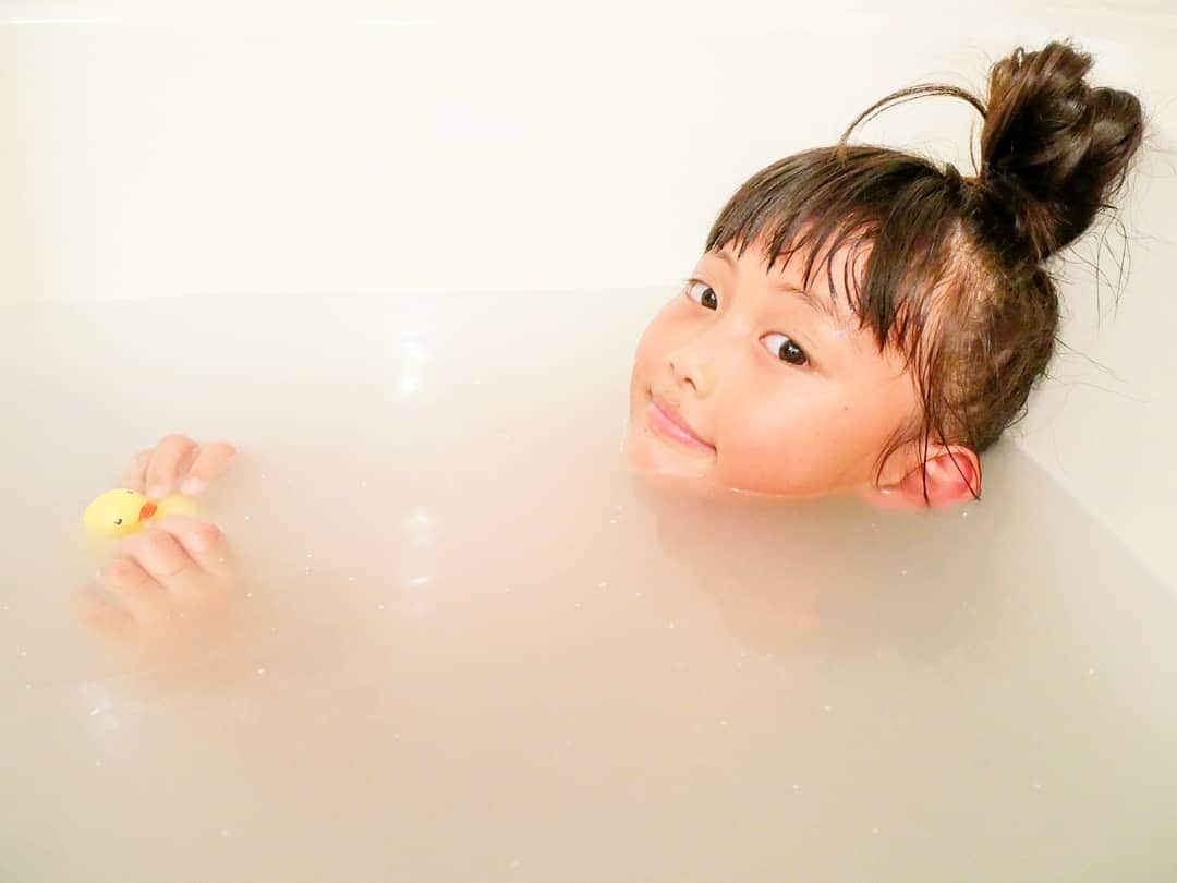 えりのインスタグラム：「🛀♡ . . . 平日は1人でお風呂に入ることもあって おひとり時間を満喫してる様子😂 生意気！笑  なぁちゃん乾燥肌だから 私の愛用してる酒粕パックが有名な @pdc_jp さんの酒粕の湯を入れてあげたよ🍶 しっとりー♡  半固形タイプだから 手で擦るように溶かしてたら夢中になったらしく やっぱり長風呂🤣 . . #pdc  #ワフードメイド  #バスタイム  #入浴剤マニア  #酒粕の湯 #pr @pdc_jp」