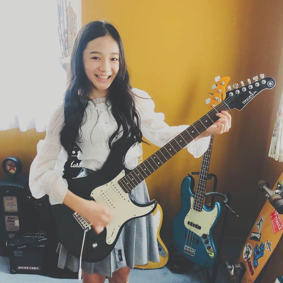 ニコ☆プチのインスタグラム：「🎸🎶 今日はオフショもサナ🎀 スタジオにあったギターをよいしょっと……。 おお⁉️サマになってる~~??😝🖤 . . . #石原咲奈」