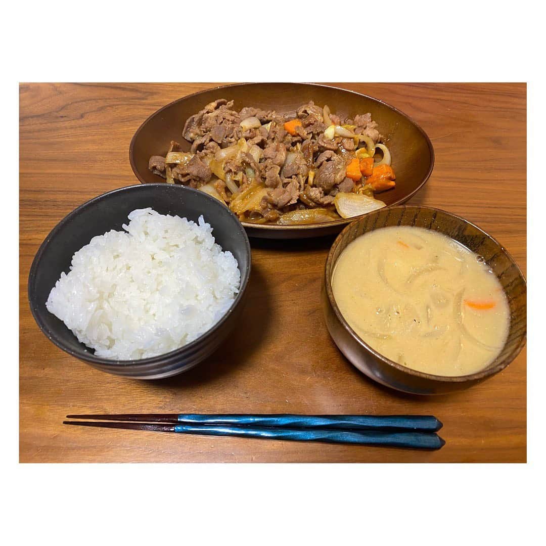 長田成哉のインスタグラム：「実家からジンギスカンの肉が送られてきたので、米炊いてガッツくぜ！ ＃個人的な自炊の記録」