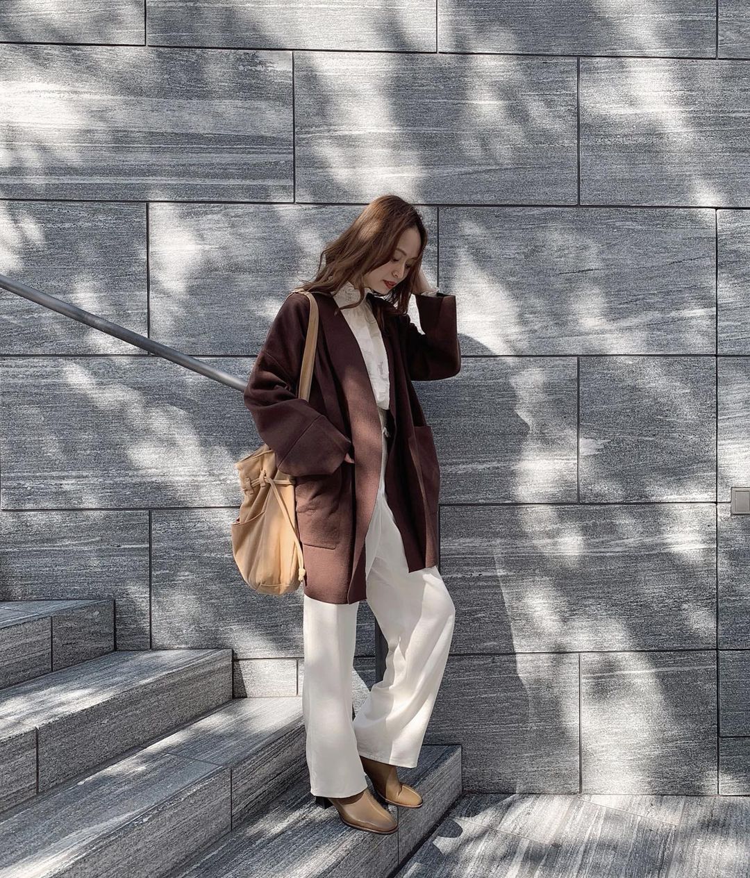 榊本麻衣さんのインスタグラム写真 - (榊本麻衣Instagram)「♡♡﻿ ﻿ ﻿ ゆるっとcode👢💖﻿ ﻿ ﻿ coat&pants ： @newans.official bag ： @accommode boots ： @fabbyfabby_tokyo ﻿ ﻿ オンワード樫山から9/1に﻿ OPENした #Newans♡﻿ ﻿ ﻿ 展示会にもお邪魔して、﻿ その時オーダーしたパンツと﻿ 今回ゲットしたショートコート🥺💋﻿ ﻿ ﻿ 生地はしっかりしてるんやけど、﻿ 分厚過ぎないから今ちょっと羽織り﻿ 欲しい時にピッタリ👌!!﻿ ﻿ ﻿ 今回はホワイト×ブラウンコーデにしたよ☺️﻿ ﻿ ﻿ ﻿ #mai___fashion #mai___code #code #コーデ #コーディネート #秋コーデ #coordinates #fashion #ファッション #outfit #笑顔 #smile #ootd #お洒落さんと繋がりたい #可愛い #カジュアル #カジュアルコーデ #ラフコーデ #大人カジュアル #ブラウンコーデ #ベージュコーデ #ゆるコーデ #ハッシュニュアンス #thisismynewanswer」10月30日 20時27分 - maipipii