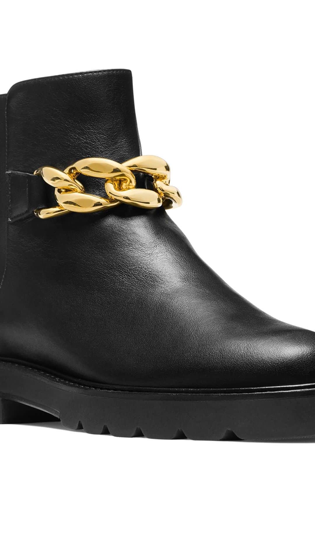 のインスタグラム：「Make bold moves in the #CHAINLIFTBOOTIE. Part of our new LIFT Lug Sole Collection. Filmed in Brooklyn. #LiftYourselfUp #NewYorkTough #StuartWeitzman」