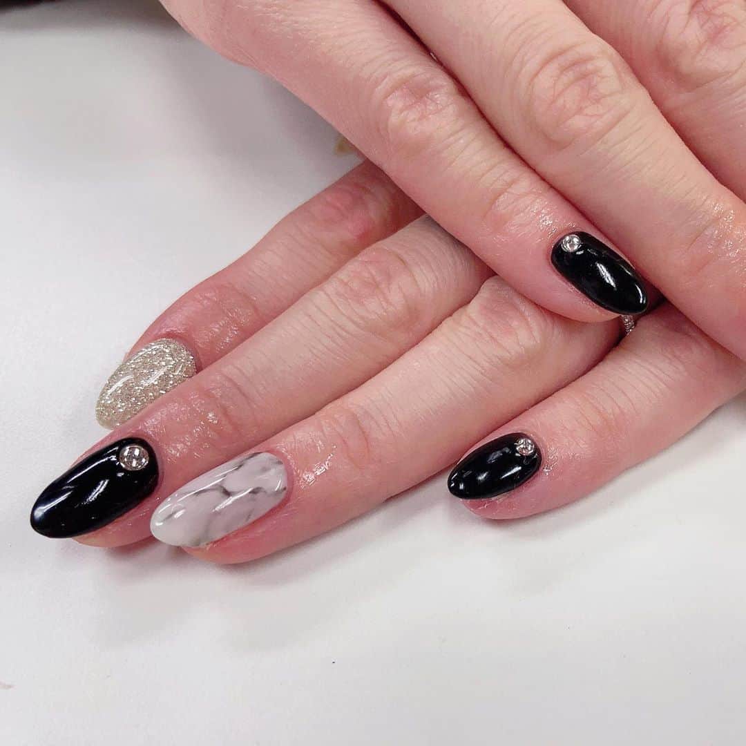 高橋沙弥華さんのインスタグラム写真 - (高橋沙弥華Instagram)「大理石風💅❤ めちゃくちゃ短くした🙆‍♀️✨ 黒とか男ウケ悪そうだけど自己満👩🏼💗  ずっとselepuuのことやってる😂  #セレクトショップ #selectshop #アパレル #お洒落さんと繋がりたい #おしゃれさんと繋がりたい #new #💅 #nail #ジェルネイル #自爪 #楽ちん #ネイル #美容 #美容day」10月30日 20時38分 - takahashi_sayakachan1204