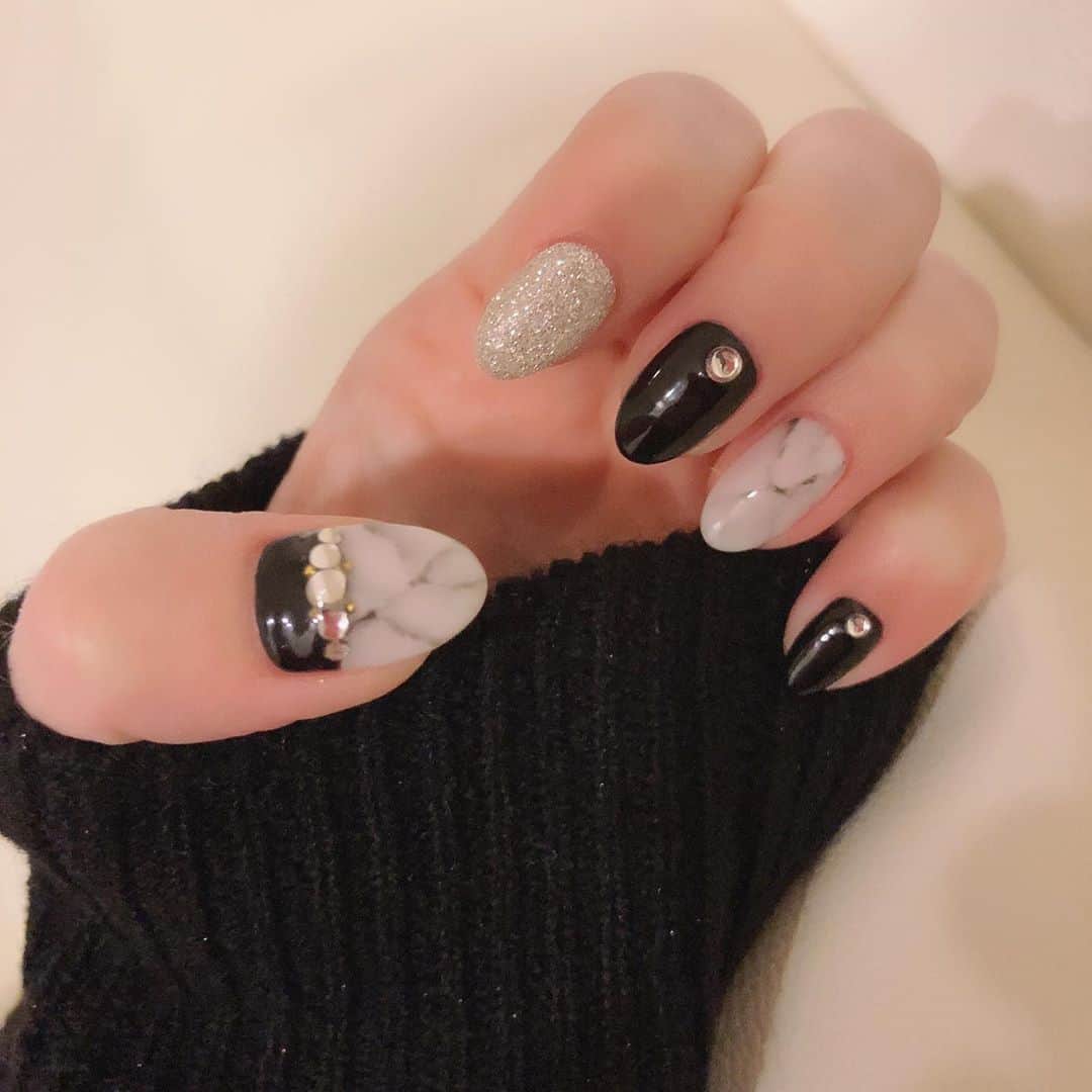 高橋沙弥華のインスタグラム：「大理石風💅❤ めちゃくちゃ短くした🙆‍♀️✨ 黒とか男ウケ悪そうだけど自己満👩🏼💗  ずっとselepuuのことやってる😂  #セレクトショップ #selectshop #アパレル #お洒落さんと繋がりたい #おしゃれさんと繋がりたい #new #💅 #nail #ジェルネイル #自爪 #楽ちん #ネイル #美容 #美容day」