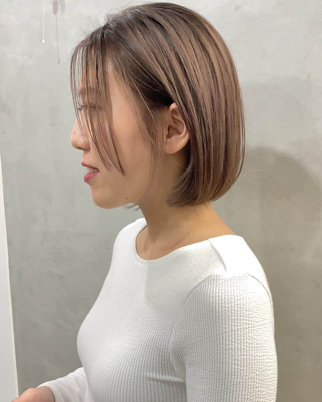 Ramie 山下未紗のインスタグラム：「_ ブリーチして　#ブロンドベージュ 🤍 長さもボブにバッサリカット✂︎ . いつも、ご来店して下さるお客様☺️ いつもありがとうございます^ ^ めっちゃ綺麗でしたねぇぇ〜〜♡ .  2回目以降のお客様にもご来店しやすいように 【2回目以降もご利用可能な割引クーポン】 をご用意させて頂いております^ ^✨ . HOTPEPPERのページにて ご確認下さいませ✨ . 毎日のお仕事や家事、子育てで忙しい女性にも 楽にお洒落を楽しんでもらえるような ヘアスタイルを提案させて頂きます🕊🍃 . 同じ女性だからこそ、 皆さんのライフスタイルを理解し、 長い間寄り添っていける関係を 造っていけたらと思ってます☺︎ . ご予約はTOP又はDMより！ もちろん、DMからのご相談もお待ちしております！ . 【衛生ガイドライン】 ・出勤スタッフの削減 ・出勤前の体温チェック、 　こまめな手洗い消毒とうがい ・スタッフ全員のマスク着用 ・窓の開放による換気と、 　高性能空気清浄機の設置 ・セット面の間隔、 　お客様同士の間隔を広く ・お客様毎の席の消毒 （滞在時間はお客様専用の席とします) . 【以下に該当するお客様のご来店をお控え下さい】 ・感染者、及び感染の疑いがある方 ・体温が37.5度以上ある方 ・だるさ（倦怠感）や息苦しさ（呼吸困難）がある方 ・咳が頻繁に出る方 ・感染濃厚接触者と思われる方 ・１４日以内海外渡航歴がある方  １日も早く平凡な日々が訪れるますように。 皆様のご健康を心よりお祈り申し上げます。  場所： KILLA(旧RODGE)  東京都渋谷区神宮前6-18-14 JS神宮前プロパティ４F TEL：03-6712-6360  #ボブ#ミニボブ#切りっぱなしボブ#大人ボブ#ショート#ショートボブ#ハンサムショート#丸みショートバッサリカット#透明感カラー#外国人風カラー#ブリーチなし#アディクシーカラー#イルミナカラー#グレージュ#極細ハイライト#ミルクティーベージュ#ベージュカラー#ブロンドヘアー#髪質改善トリートメント#ginza#giselle#fudge#cluel#ar」