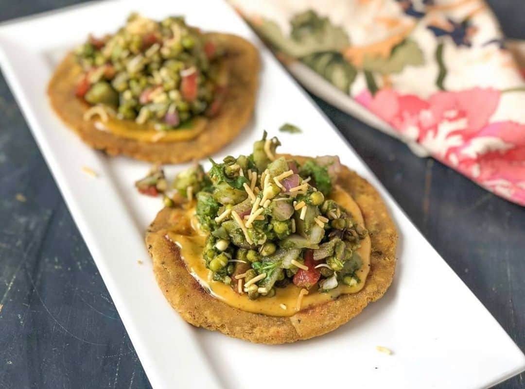 Archana's Kitchenさんのインスタグラム写真 - (Archana's KitchenInstagram)「Bhakri Chaat Recipe With Green Moong Sprouts And Aloo is a lovely chaat made differently using the base of a multigrain bhakri topped with a delicious mixture of sprouts combined with potatoes, onions and tomatoes. Making it a great snack for teatime.  Get the recipe from the smart.bio link in my profile @archanaskitchen . . . . . . . . #recipes #easyrecipes #snacks #teatime #teatimesnacks #archanaskitchen #healthyeating #highprotein #eatfit #cooking #food #healthyrecipes #foodphotography #recipeoftheday #comfortfood #deliciousfood」10月30日 20時33分 - archanaskitchen