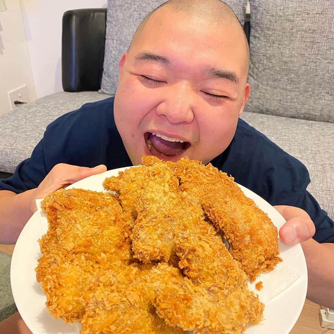 内山信二のインスタグラム：「今日は夜中12時からCSフジテレビのわれめdeポンに出ます👍  久しぶりに勝てるようにと、  ことちゃんがトンカツを揚げて  くれまし〜た🙌🙌🙌  うま山〜🗻  #われめdeポン  #とんかつ #勝てそう、、、 #勝たないと #内山信二 #琴」