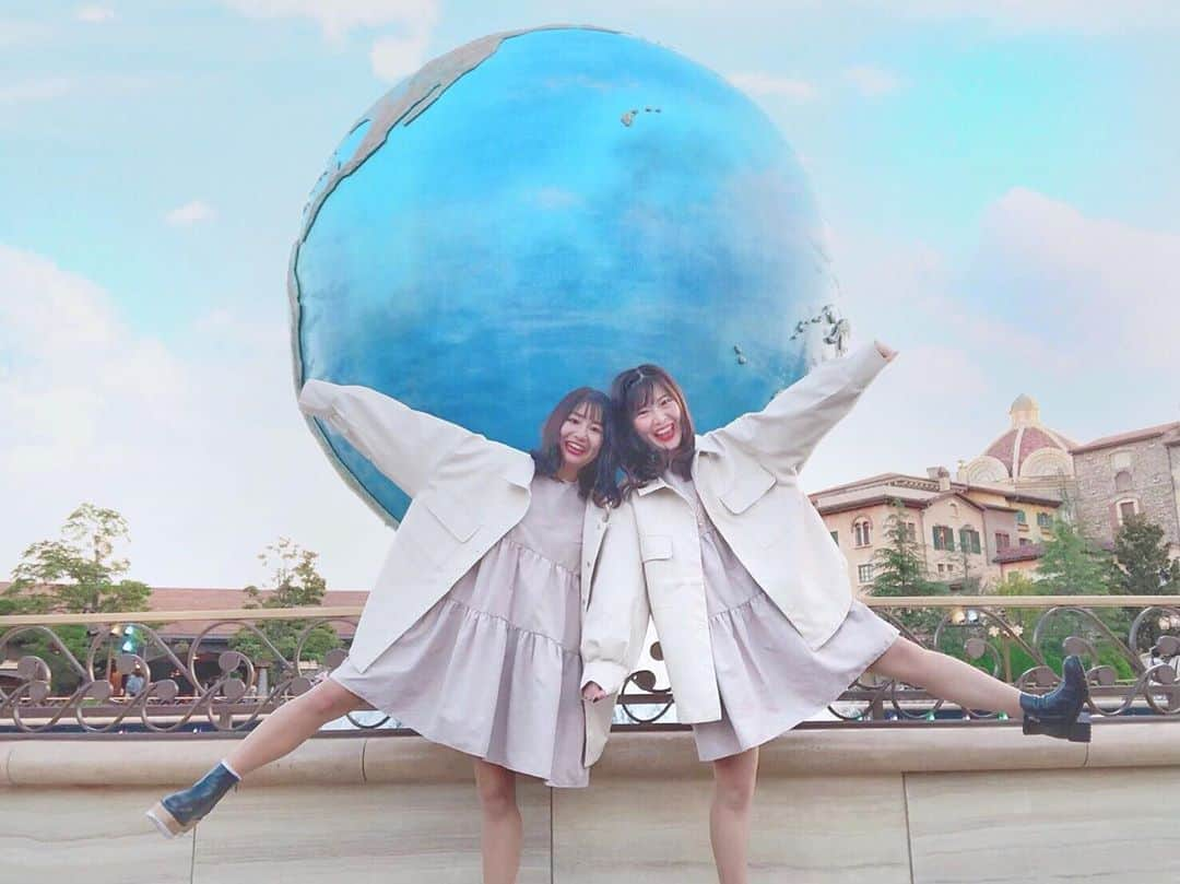 松本紗依さんのインスタグラム写真 - (松本紗依Instagram)「🌎 * 頭こっつんこ👭 * 3歳離れてる先輩後輩やけど仲良し🥰 * #ディズニー #ディズニーコーデ #ディズニーシー #ホワイトコーデ #オールホワイトコーデ」10月30日 20時34分 - sayo_rinrin