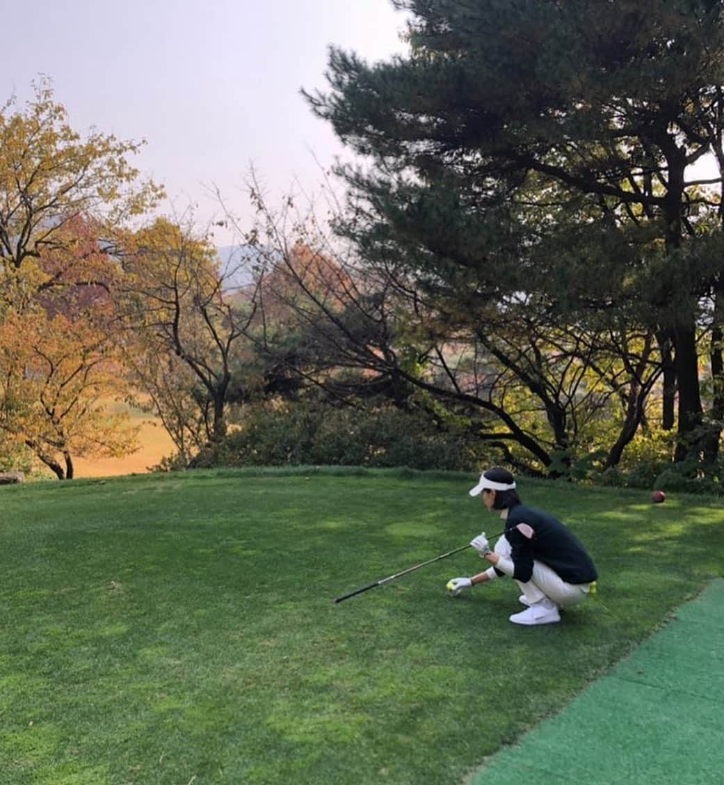 イ・ヒョニさんのインスタグラム写真 - (イ・ヒョニInstagram)「⛳️ 골프초보 골프장에서 촬영하다🙊 ㅋㅋㅋㅋㅋㅋㅋㅋㅋㅋ 첫번째 사진 설정 아니에요 어쩌다보니 나란히 나란히😆 친구들과 함께 너무너무 즐거웠던 명랑골프💚」10月30日 20時40分 - lee.hyunyi