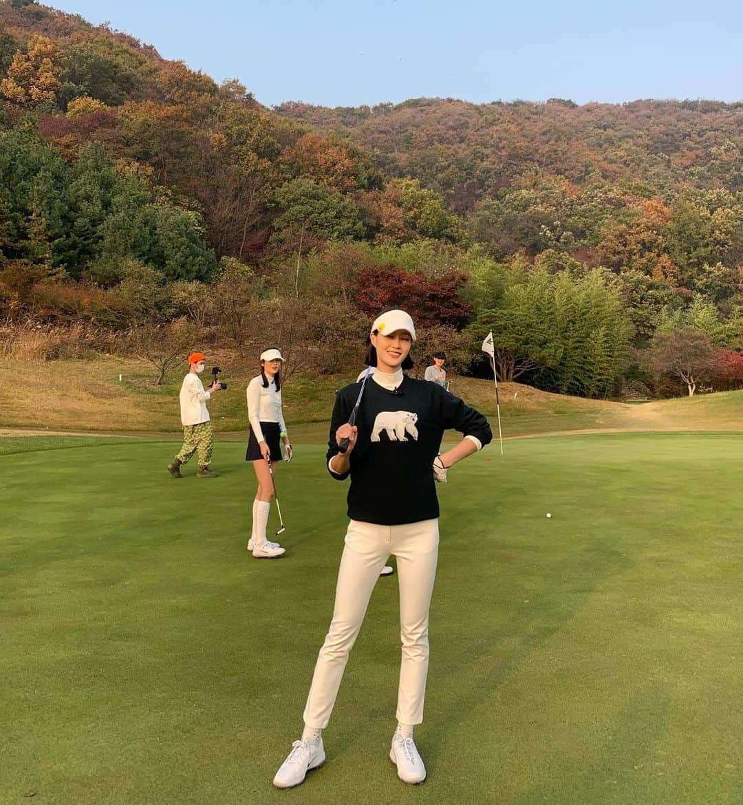 イ・ヒョニさんのインスタグラム写真 - (イ・ヒョニInstagram)「⛳️ 골프초보 골프장에서 촬영하다🙊 ㅋㅋㅋㅋㅋㅋㅋㅋㅋㅋ 첫번째 사진 설정 아니에요 어쩌다보니 나란히 나란히😆 친구들과 함께 너무너무 즐거웠던 명랑골프💚」10月30日 20時40分 - lee.hyunyi