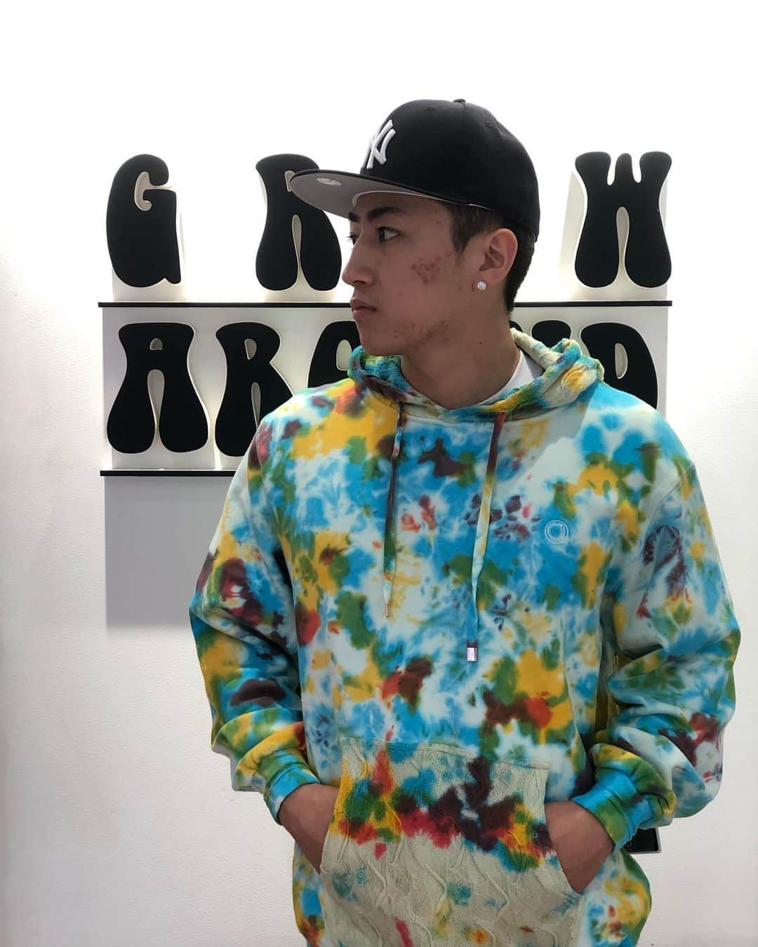 GROW AROUNDさんのインスタグラム写真 - (GROW AROUNDInstagram)「⚜️COOGI⚜️  TIEDYE  HOODY  NYを拠点とするオーストラリアブランドであるCOOGI歴史も深く、 アーティストやストリートのヘッズから絶大な支持を得ている老舗ブランドです!!  ボディは、しっかりとした手触りの厚みのあるプレミアコットンを使用。 バックの襟下にあるレザーバッジと、刻印入りの金属製プレートがアクセントになります!  ✔️モデル:170cm／Mサイズの着用になります  #growaround #growaroundnewarrivals #growaroundyokohama #growaroundbayside  #coogi」10月30日 20時40分 - growaround