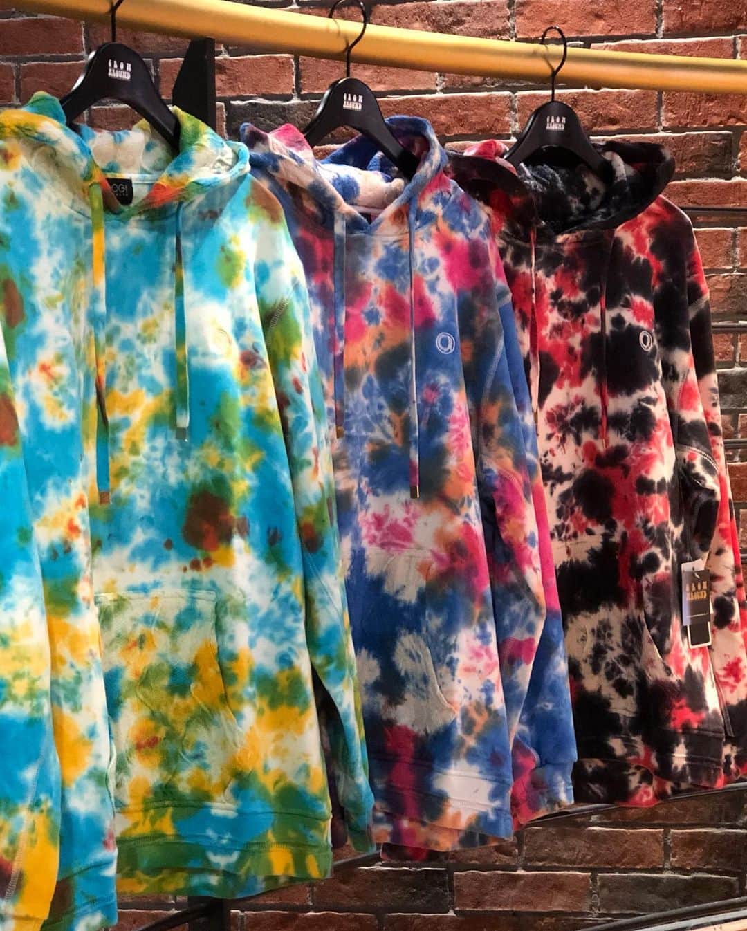 GROW AROUNDさんのインスタグラム写真 - (GROW AROUNDInstagram)「⚜️COOGI⚜️  TIEDYE  HOODY  NYを拠点とするオーストラリアブランドであるCOOGI歴史も深く、 アーティストやストリートのヘッズから絶大な支持を得ている老舗ブランドです!!  ボディは、しっかりとした手触りの厚みのあるプレミアコットンを使用。 バックの襟下にあるレザーバッジと、刻印入りの金属製プレートがアクセントになります!  ✔️モデル:170cm／Mサイズの着用になります  #growaround #growaroundnewarrivals #growaroundyokohama #growaroundbayside  #coogi」10月30日 20時40分 - growaround