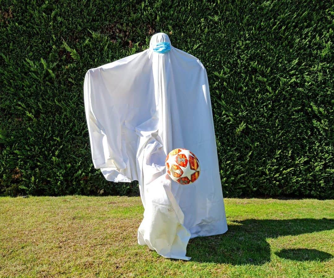 ルイス・ハビエル・ガルシア・サンスさんのインスタグラム写真 - (ルイス・ハビエル・ガルシア・サンスInstagram)「One Day to Halloween and he's already warming up !! He won't get IN this year, will he ? #Halloween #Ghost #GhostGoal #MoreThanaGame」10月30日 20時41分 - luchogarcia14