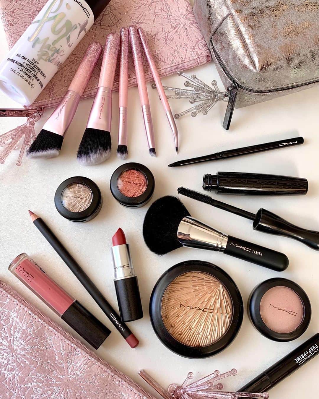 M∙A∙C Cosmetics Japanのインスタグラム：「本日の『#クリスマスコフレ2020 ③ クラシックホリデーメイク』の#MACインスタライブ で使用した製品はこちらです👇 With HARUKA OGIWARA @mac_takashimaya.yokohama ㅤ ご視聴いただいた皆さま、有難うございました✨まだの方はIGTVからぜひご覧くださいませ。 #MACFrostedFirework #MACクリスマスコフレ2020 #MACHoliday ㅤ 【ライブ使用製品】 ＊EYES ☑︎ワオ ファクター アイキット: コッパー ☑︎クリーム カラー ベース / シェル(アイベース) ＊LIPS ☑︎ファイヤーワーク イット リップ キット / ブラッシュ ☑︎M∙A∙C プレップ プライム リップ(リップ下地) ＊FACE ☑︎ファイヤーリット キット: ゴールド(ハイライト) ☑︎M·A·C ミネラライズ ブラッシュ /スウィート イナフ(チーク) ☑︎フィックス+ ラディアンス(仕上げ用ミスト化粧水) ＊BRUSH ☑︎スパークラー スターター キット: ブラシ ㅤ #MACCosmeticsJapan #MACコスメ#MACCosmetics #コスメ #メイク #ホリデー #コフレ #クリスマスコフレ #ホリデーシーズン #クリスマスプレゼント #コスメ好き #メイクアップ #ホリデーコフレ#アイメイク#アイシャドウ#グラデーション#キラキラ#キラキラメイク#限定コスメ#限定#限定品#MACリップ#リップ#リップメイク」