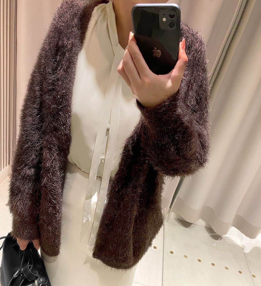 styledeli pressさんのインスタグラム写真 - (styledeli pressInstagram)「﻿ ◆Pickup Item◆ ﻿ ﻿ ふわふわシャギーVネックカーディガン﻿ ¥8,000+tax﻿ 商品番号/233854﻿ ﻿ =====================﻿ ﻿ 見た目の可愛さと暖かさ、手触りの良さと毛が抜けない実用性の高さで大好評をいただいている、『ふわふわシャギー』お素材のニットにカーディガンタイプが登場。﻿ ゆとりはありますがそこまで大きくはないシルエットで、お尻がギリギリ隠れる使いやすい丈感です。ネックラインはVネックになっており、襟付きワンピース等ともスッキリと重ねられるタイプ。﻿ 合わせるボトムスはパンツ全般のほか、ペンシルスカートや落ち感のある広がり過ぎないラインのスカートなど、幅広くコーデすることができます。﻿ 形自体はベーシック寄りなので、キレイめにもカジュアルにもアレンジしやすい雰囲気。前を開けて羽織りにしても、前を閉じて着用しても、どちらも素敵です。 ✨﻿ ﻿ ブラウン/FREE﻿ (スタッフ身長:156cm)﻿ ﻿ =====================﻿ ▶️ONLINE STORE﻿ @styledeli_official﻿ =====================﻿ ﻿ #styledeli #スタイルデリ #coordinate #outfit #onlinestore #大人コーデ #大人カジュアル #大人女子 #大人コーデ #大人カジュアル #アラサーコーデ #アラフォーコーデ #シャギーニット」10月30日 20時42分 - styledeli_official