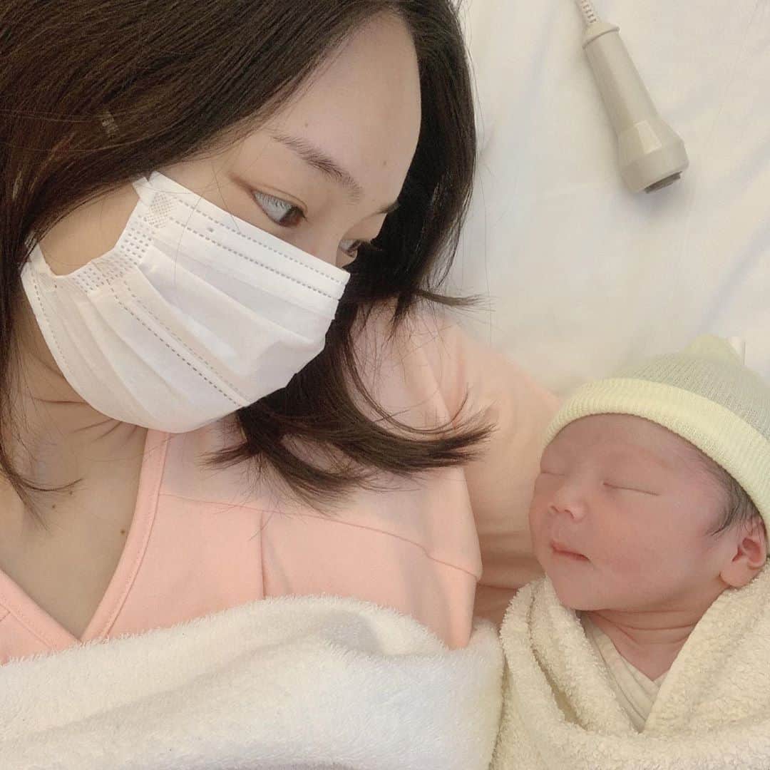 新原愛加のインスタグラム：「. ❤︎❤︎ご報告❤︎❤︎ 10月30日12:41元気に誕生しました👶💙 . #出産レポ 残したいと思います！ 今回は#計画無痛分娩 にしました❤︎ . 10月29日 14:00 入院 14:30 点滴　NST 15:00 カテーテル、バルーン投入 わたしは痛みに強いので全然耐えれる痛さでした 15:30 部屋に戻ってNST なんだか腰が痛い 16:00 ひどい生理痛くらいの痛みと腰痛 16:10 NST再開 腰痛がひどい 張りも少し強くなってる 18:00  おしるし 内診してバルーン抜く バルーン抜いてトイレ行ったらひどい生理痛みたいな痛みはなくなる、腰痛も弱くなったけどまだ痛い 18:30 夕飯 食べた後も腰痛があり自分でさする笑 なんとなくまた生理痛みたいな痛みと張りがある 20:00 NST 強い張りは2回くらい あとはじんわり痛い＋ちょっと張りがあるくらい 21:30 まだ少し痛くて夜中に目が覚めそうだったので睡眠導入剤飲んで寝る 何回か目が覚めたけどすぐ寝れた 10月30日 5:00 起床 起きたら腰痛は治ってた 5:30 NST 点滴 6:00 麻酔投入 促進剤も始まる 7:30 子宮口3〜4cm 先生が破水させる 9:30 お昼はすぎるかなと言われる 眠気がすごい Netflix見ながら寝落ちする笑 10:50 子宮口8cm 本当ならすごく痛いはずだけど麻酔のおかげで全然痛くない 張りは感じる 11:10 子宮口全開 ベッド起こしてあぐらの姿勢にして重力で赤ちゃんが下がってくるのを待つ 陣痛きたタイミングで肛門あたりに強い圧迫感はあるけど全然痛くない 12:00 頭下がってきたので分娩室に移動 12:30 分娩室で準備が整って陣痛に合わせて2回くらいいきむ 12:41 誕生👶3520g 会陰切開なしでいけそうで切開なしだったけど赤ちゃんが大きかったのですこーしだけ切れた でも前回は会陰切開間に合わなくて裂けたので全然大丈夫😂 . 前回はそれどころではなくて記憶にもない胎盤を 今回は見たいとバースプランに記入してあったので 助産師さんが見せてくれて丁寧に説明してもらって ここに入ってたんだーって感動しました🥺 平均500gのところ700gもあってデカいらしいです笑 . パパも産まれる寸前〜30分間立ち会えたのでよかった~🥰 . 前回の出産とは大違いすぎて本当にびっくりです笑 長々と読んで頂きありがとうございます😊 少しでも参考になればと思います！ . . . #39週 #39w #出産 #無痛分娩 #男の子 #経産婦 #新生児 #フウタの成長記録」