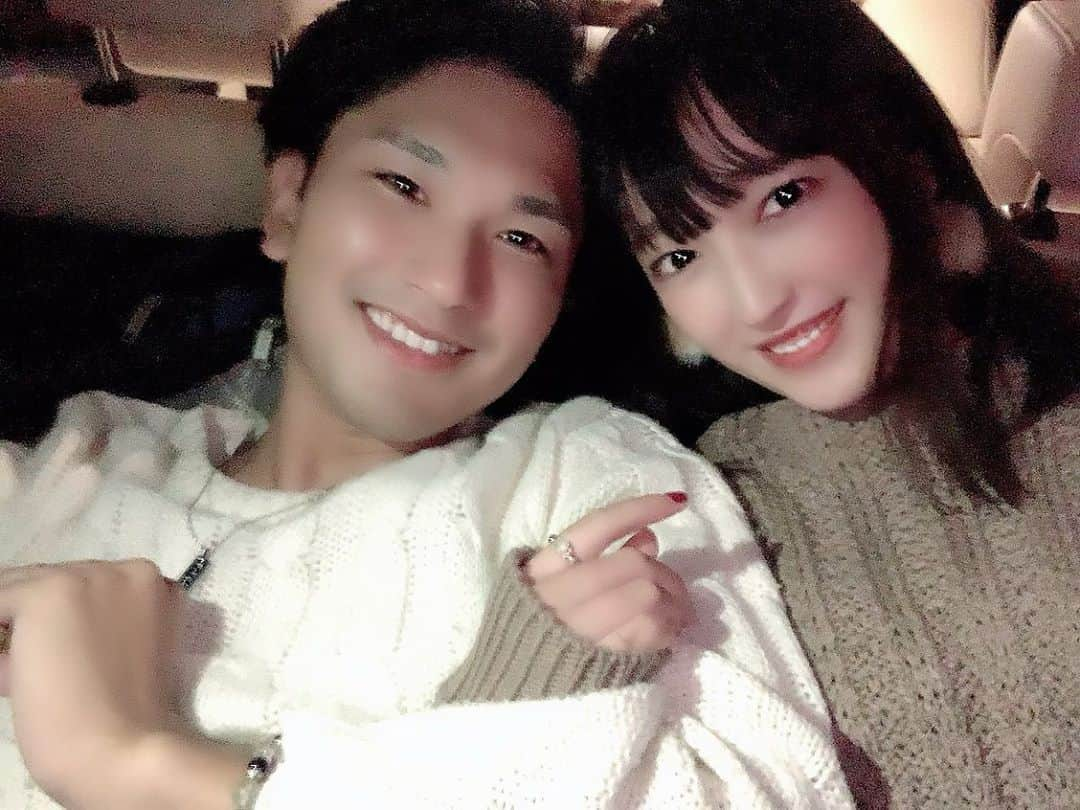 中村優香さんのインスタグラム写真 - (中村優香Instagram)「𓊆鎌倉𓊇  この間鎌倉デートして来た♡ 横浜行きがちだから、 久しぶりの鎌倉嬉しかった〜(*´ω`*)  向かってる途中スタバ寄って 念願のgramで右手薬指のペアリング作って (夜だったからすぐ作れた…！) 海を見ながら車の後ろに座るって言う エモい感じのことしたはっぴー✌︎  エモいとはこういうことであってるのか、 26歳2人、迷走しました。笑  #yuuka🐶 #鎌倉デート #ペアリング💍 #gramペアリング #カップルフォト #サロンモデル東京 #bijo_post #ポートレートモデル #beauty #fashion #サロモ #サロンモデル #美脚 #美脚モデル #ビジョビ #ビジョビジョ #ロブ #ロブヘア #ロブヘア女子  #セルフィー女子 #女の子 #オルチャン #カワイイ #キャバ嬢 #girl #woman #selfie #cute #kawaii #lobhair」10月30日 20時43分 - yuuka0710reia