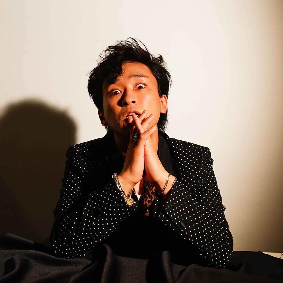 としみつのインスタグラム：「【オンラインワンマンLIVE開催🎸】 12月6日(日)に僕のソロオンラインLIVEをします！！  久しぶりのライブ！オンラインならではの事も考えてますので是非見てください😉  チケット発売されてますので、詳しくは僕のTwitter、UUUMホームページ等からよろしくお願いします🤲  とにかく楽しもう！！！  #TOSHIMITSU #オンライン青春」