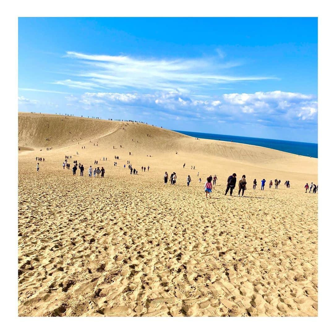 竹内夢さんのインスタグラム写真 - (竹内夢Instagram)「こないだ、人生で初めて！鳥取砂丘に行きました！！  らくだは海外の砂漠にしかいないって思ってたけど、そこに存在していました……！！🐫🐫😳　 びっくりしたぁ〜😂  ストーリーで、「砂の美術館」の写真を載せた時、みなさん総じて「鳥取！！！」と答えてくれました！  大正解です😋  また行きたいなぁ〜！！  #鳥取県」10月30日 20時45分 - yume_takeuchi_ta