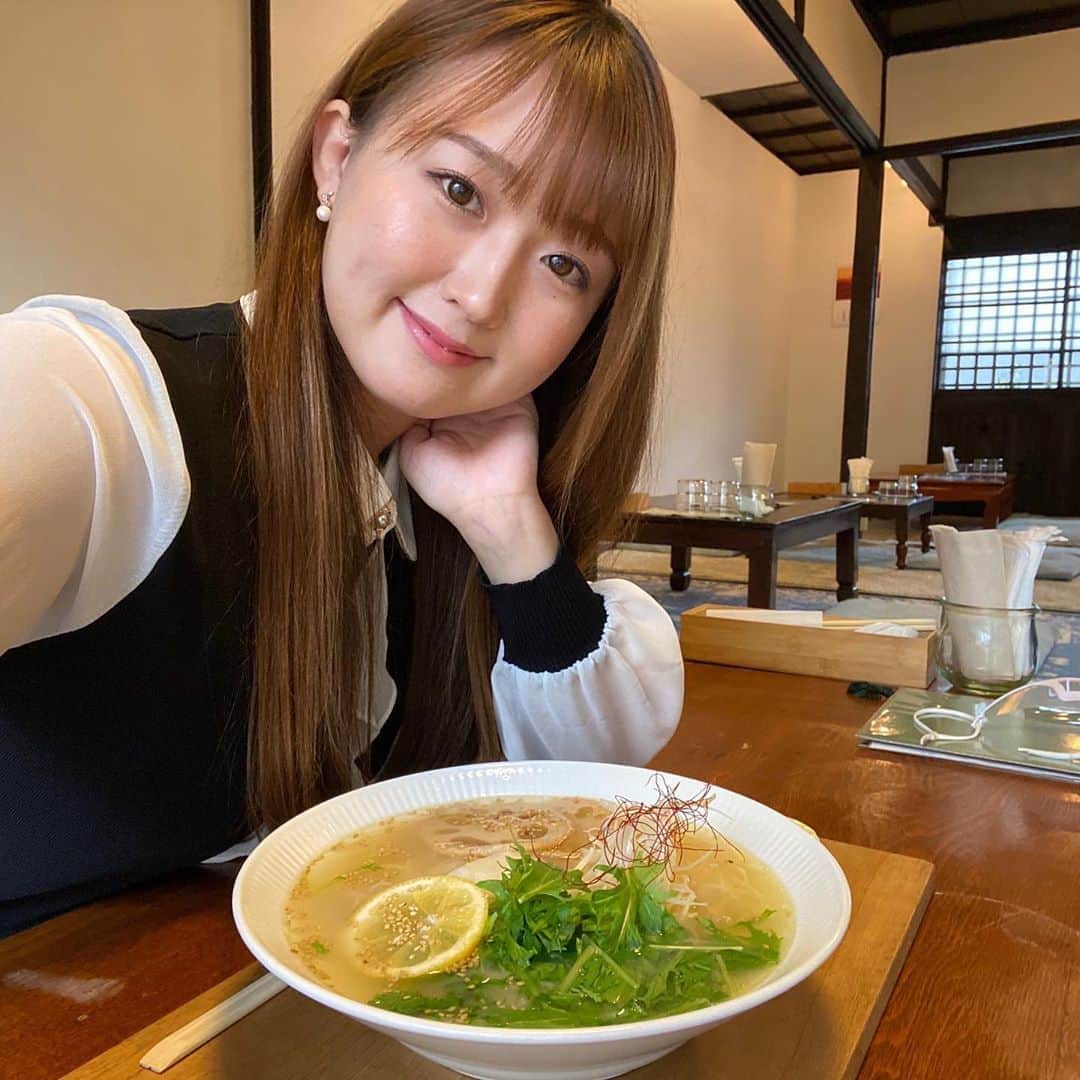 上野貴穂さんのインスタグラム写真 - (上野貴穂Instagram)「.﻿ 鯛だしそうめん🐟﻿ ﻿ もちもちの麺にコクのあるお出汁がよく合っていて﻿ レモンのアクセントも効いていたし﻿ ふわふわのすり身や蓮根、水菜、白葱の食感も楽しくて﻿ とってもとっても美味しかった🤤﻿ ﻿ ﻿ #奈良 #そうめん処スルスル #三輪素麺﻿」10月30日 20時48分 - kiho_ueno