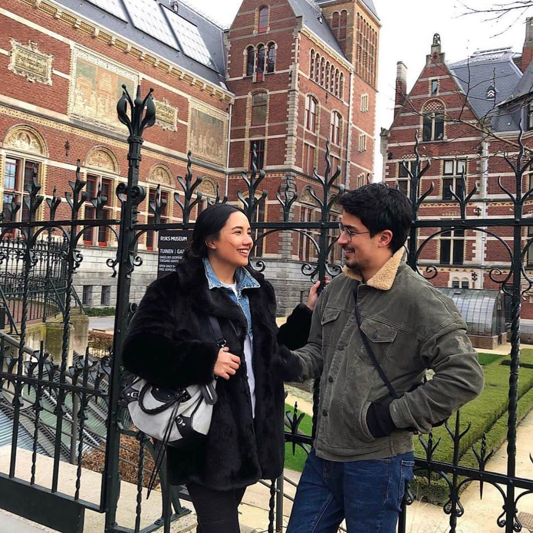マーロン・ストッキンガーのインスタグラム：「Growing up, my sister and I were inseparable. We literally spent every single day together, but now has been the longest I’ve gone without seeing you because of the lockdown. I realised I wouldn’t be who I am today without you. Even though I’m your older brother, I’ve learned so much about what it means to be a gentleman through my little sister. Growing up with you has made me more sensitive and respectful to women’s concerns and how I treat other people. I admire you for everything you’ve  achieved being on your own and so far away from home, living large in the fashion world, inspiring me to work hard in my own career too! Once everything eases up, I can’t wait to see you and treasure time with you and family more than ever.   Being a modern day gentleman is what the NEW K by Dolce&Gabbana Eau de Parfum represents. And here’s to all the modern day queens (like my little sister) who help us to be better men! #KbyDolceGabbana #ModernKing  You can shop the new K by D&G via #SMCallToDeliver. Just call #14376, or join their Viber group to get connected to a personal shopper who can assist you.」
