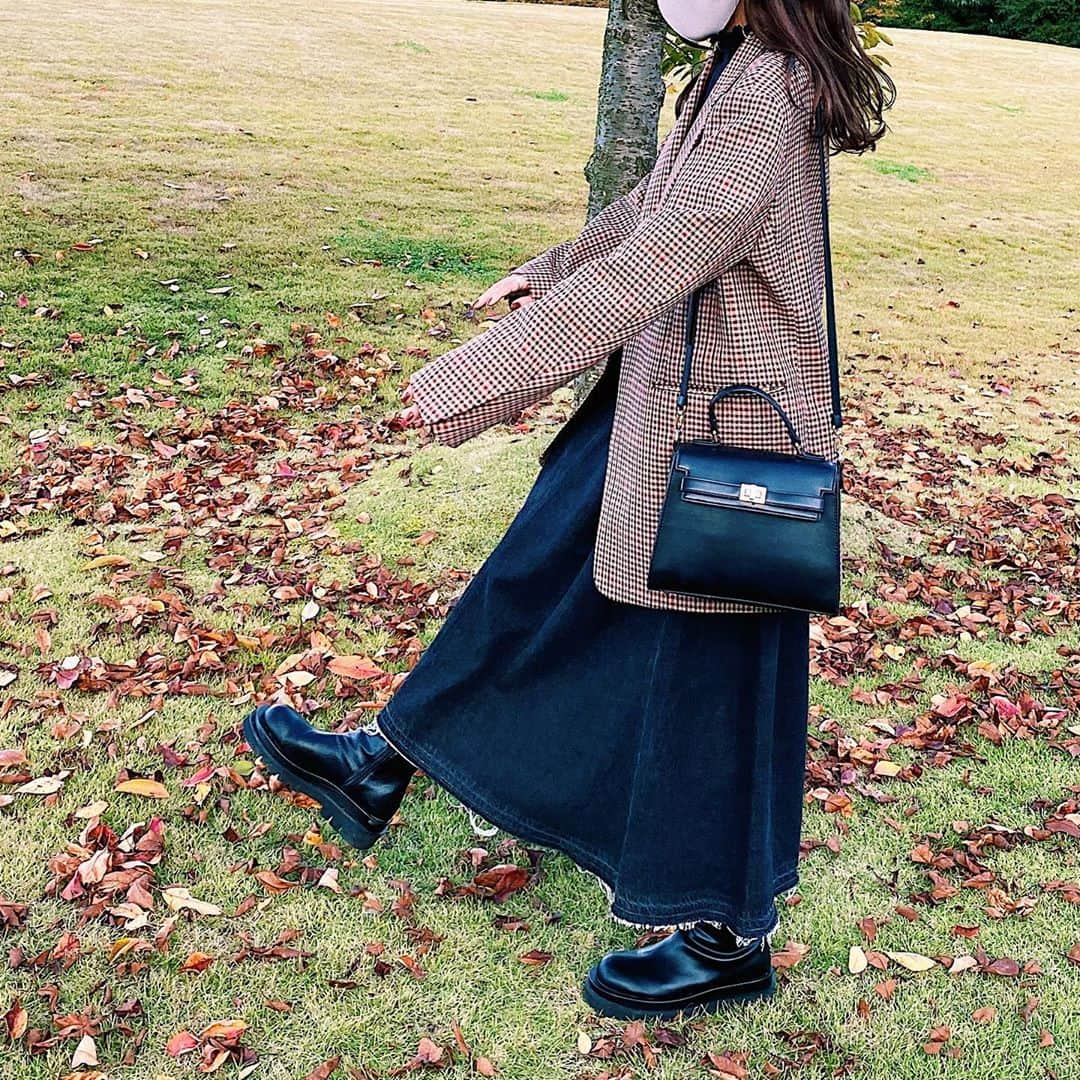 かほこ。さんのインスタグラム写真 - (かほこ。Instagram)「ㅤㅤㅤㅤㅤㅤㅤㅤㅤㅤㅤㅤㅤ ㅤㅤㅤㅤㅤㅤㅤㅤㅤㅤㅤㅤㅤ jacket : #estnation tops : #freaksstore denim skirt : #bmingbybeams bag : #lowrysfarm boots : #kaleno ㅤㅤㅤㅤㅤㅤㅤㅤㅤㅤㅤㅤㅤ 大きめのテーラードジャケットが欲しくて、探したけどなかなかいいのがなくて、やっと見つけた！と思ったらメンズでした。50%OFFでした🙏🏻 ㅤㅤㅤㅤㅤㅤㅤㅤㅤㅤㅤㅤㅤ 中はオールブラック。細身のリブハイネックとデニムのスカートであえて女性らしくしました。女性らしいシルエットにメンズのジャケットを羽織るの好きです。メンズライクももちろん好きだけど！ ㅤㅤㅤㅤㅤㅤㅤㅤㅤㅤㅤㅤㅤ #kaho_fashion」10月30日 20時50分 - xxokohakxx