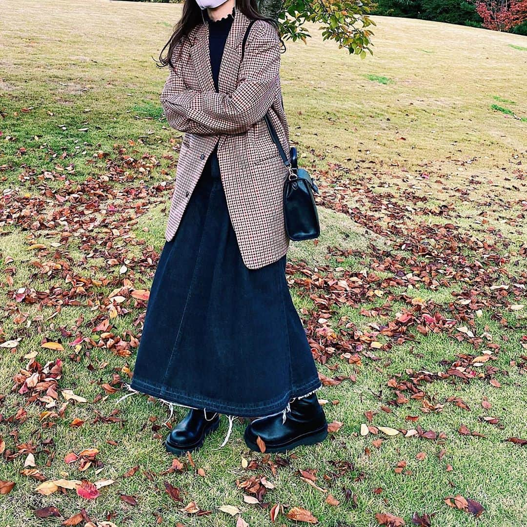 かほこ。さんのインスタグラム写真 - (かほこ。Instagram)「ㅤㅤㅤㅤㅤㅤㅤㅤㅤㅤㅤㅤㅤ ㅤㅤㅤㅤㅤㅤㅤㅤㅤㅤㅤㅤㅤ jacket : #estnation tops : #freaksstore denim skirt : #bmingbybeams bag : #lowrysfarm boots : #kaleno ㅤㅤㅤㅤㅤㅤㅤㅤㅤㅤㅤㅤㅤ 大きめのテーラードジャケットが欲しくて、探したけどなかなかいいのがなくて、やっと見つけた！と思ったらメンズでした。50%OFFでした🙏🏻 ㅤㅤㅤㅤㅤㅤㅤㅤㅤㅤㅤㅤㅤ 中はオールブラック。細身のリブハイネックとデニムのスカートであえて女性らしくしました。女性らしいシルエットにメンズのジャケットを羽織るの好きです。メンズライクももちろん好きだけど！ ㅤㅤㅤㅤㅤㅤㅤㅤㅤㅤㅤㅤㅤ #kaho_fashion」10月30日 20時50分 - xxokohakxx