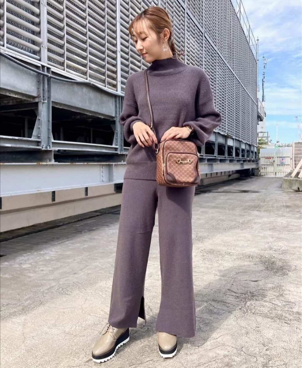 ozoc_officialのインスタグラム：「【recommend✨】 ﻿ ﻿ ……………………………………………………﻿ ﻿ ニットのset upスタイル﻿ ﻿ とても柔らかい着心地とハイクオリティな糸を使用したニットが上品なラフさを出してくれます♪パンツは内側スリットです。手洗い可能の嬉しいアイテム﻿ ﻿ ✔︎ OZOC各店舗、WEB STOREにて販売中﻿ ﻿ ……………………………………………………﻿ ﻿ ﻿ ﻿ #OZOC #オゾック﻿ ﻿ #coordinate #ファッション#コーディネート #コーデ #大人カジュアル #カジュアルコーデ #大人かわいい #ootd #code #outfit #fashion #きょコ #リラックスコーデ #autumn #秋スタイル #秋コーデ #秋ファッション #シンプルコーデ #今日のコーデ #ワントーンコーデ　#セットアップ」