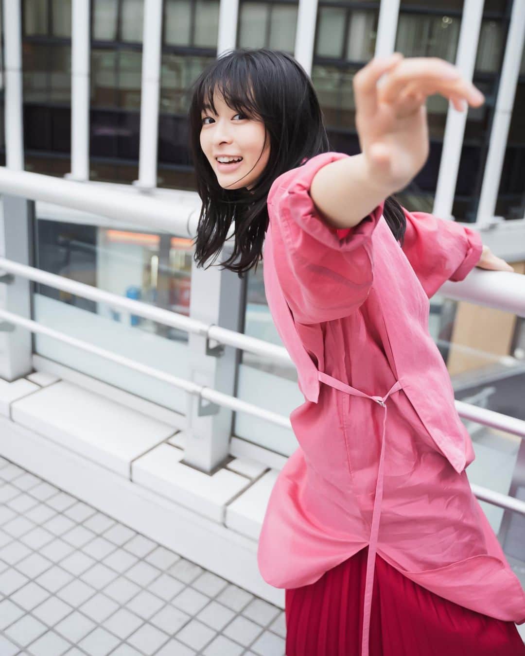 週刊少年マガジンのインスタグラム：「#本誌非掲載 #限定カット #アザーカット  2020年10月28日発売の #週刊少年マガジン 48号に、#森七菜 さんが登場！  #天気の子 #この恋あたためますか で人気沸騰中の素顔を撮り下ろし！  撮影 / YOROKOBI スタイリング / 野田さやか ヘアメイク / 佐藤寛 デザイン / 松本麻実 ( GROSVENOR design )」