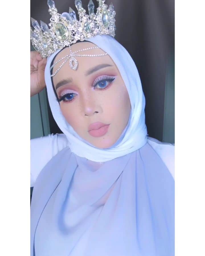 queenoflunaのインスタグラム：「When your dark sensual self ❤️ wins the battle against your pure innocent self 🤍 Inspired by @avamax's new #heavenandhell album! Whose side are you on? 😇😈 TikTok: @queen.of.luna  Happy Halloween to those who celebrate! 🎃🦇👻 . . #angelmakeup #devilmakeup #halloween #happyhalloween #halloweenmakeup」
