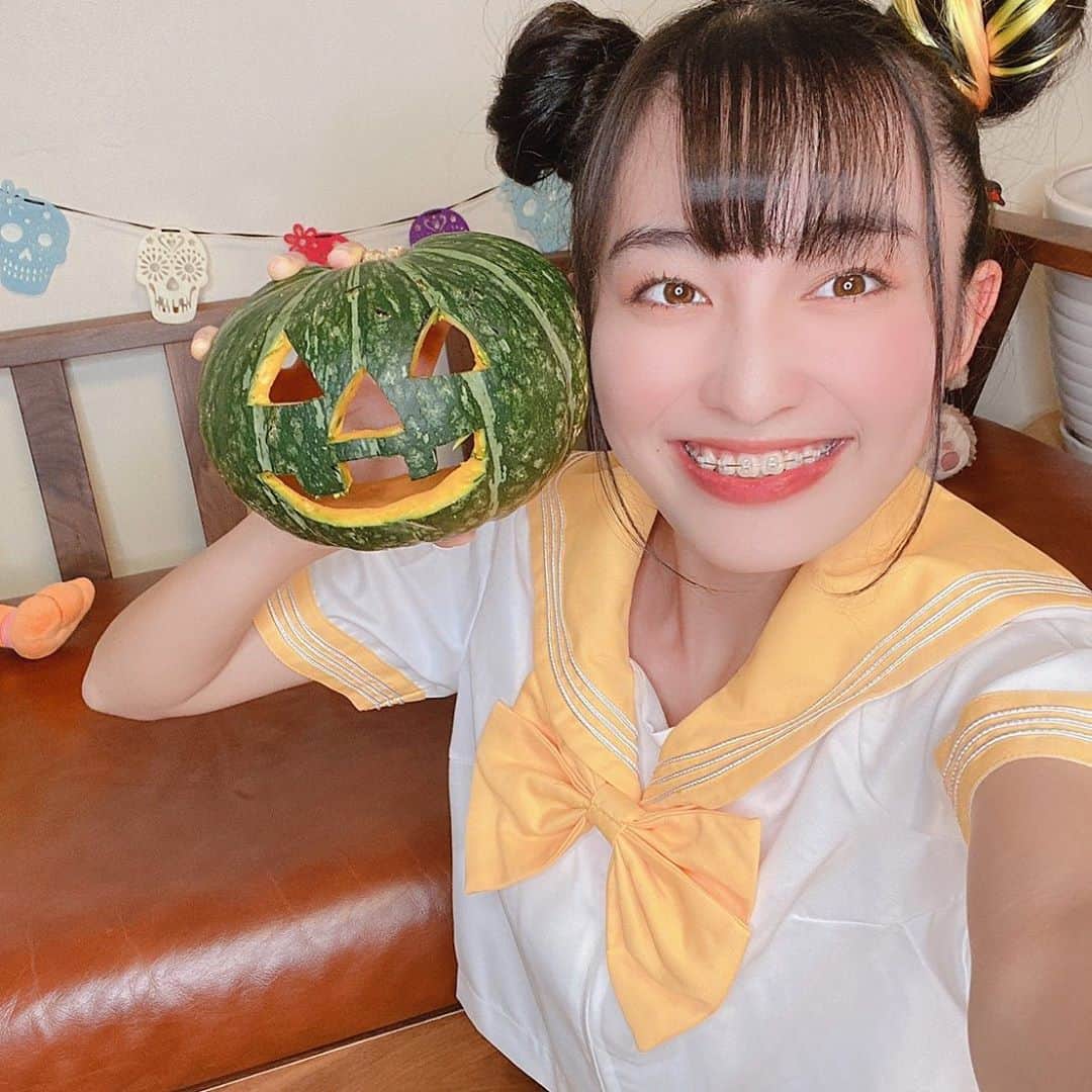 堀口日萌のインスタグラム：「. ジャックオランタンタンタン🎃 作ったんだぜー YouTubeで頑張って作ってる様子あるからみてね😼  セーラー服も着て！ハロウィン満喫！ めちゃ楽しかったからみんなもやってみて☁️☁️  #halloween#ハロウィン#ハロウィンコスプレ#sjk #🎃」