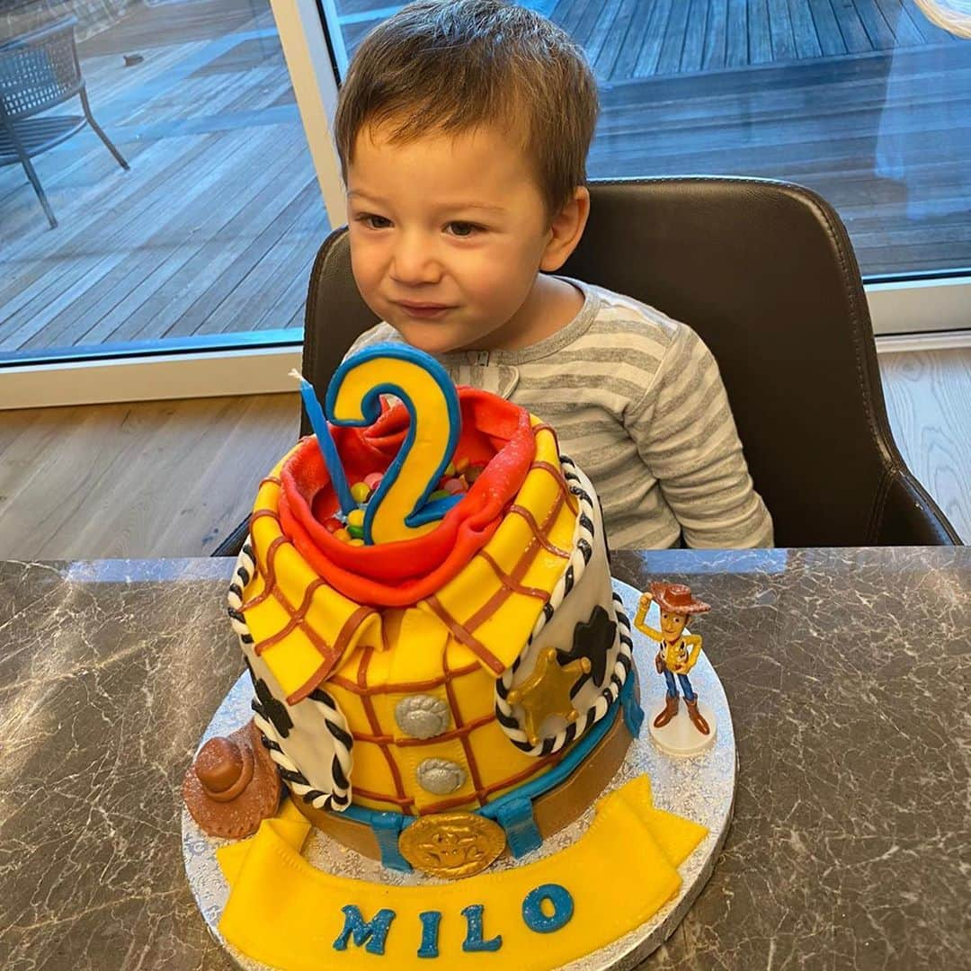 アレハンドロ・ゴメスさんのインスタグラム写真 - (アレハンドロ・ゴメスInstagram)「Tanti auguri MILO te amamos ❤️😄 #2 . Feliz cumpleaños 🎈🎊🎁 . Happy Hallowen 🎃 .  Bauti es el jugador asesino 😂」10月30日 20時54分 - papugomez_official