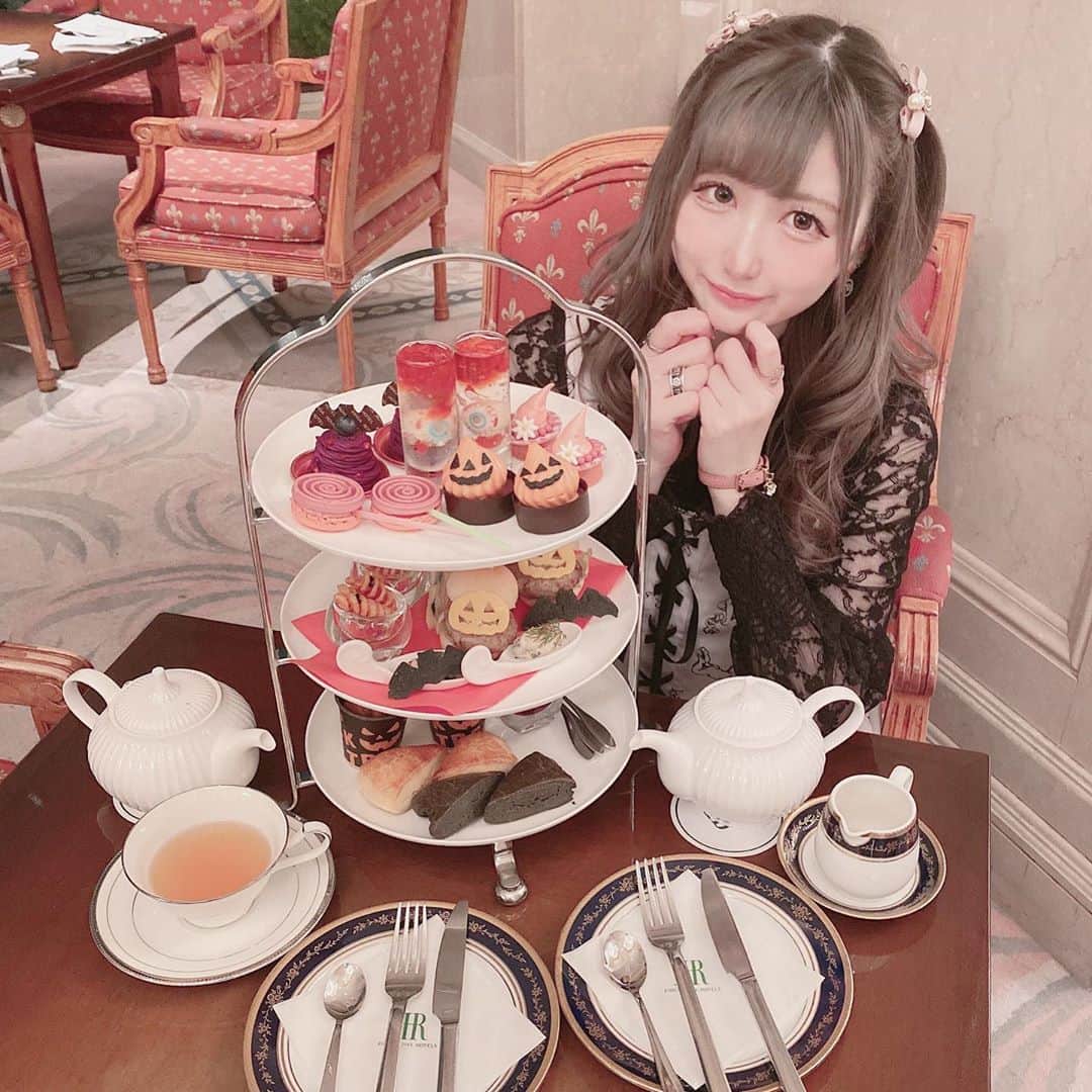 あいにゃんさんのインスタグラム写真 - (あいにゃんInstagram)「リーガロイヤルホテル東京のハロウィンアフタヌーンティー🍬👻🎃 めちゃくちゃ可愛くて絶対行きたかったの〜ホテルの内装も素敵だし、紅茶も料理も美味しかった(ᐡ⸝⸝- ̫ -⸝⸝ᐡ) * * #リーガロイヤルホテル東京 #アフタヌーンティー #アフタヌーンティー巡り #ハロウィンアフタヌーンティー #ハロウィンスイーツ #afternoontea #rihgaroyalhotel #halloween2020   #自撮り女子 #サロモ #被写体 #メイド #コンカフェ #アイドル #地雷メイク #地雷 #地雷女 #メンヘラ女子 #ハーフツイン #ヘアアレンジ #グレージュ #美男美女と繋がりたい #お洒落さんと繋がりたい #ankrouge #japanesegirl #maid #followforfollowback #いいね返し #フォローミー #フォロワー増やしたい」10月30日 20時54分 - ainyan0310