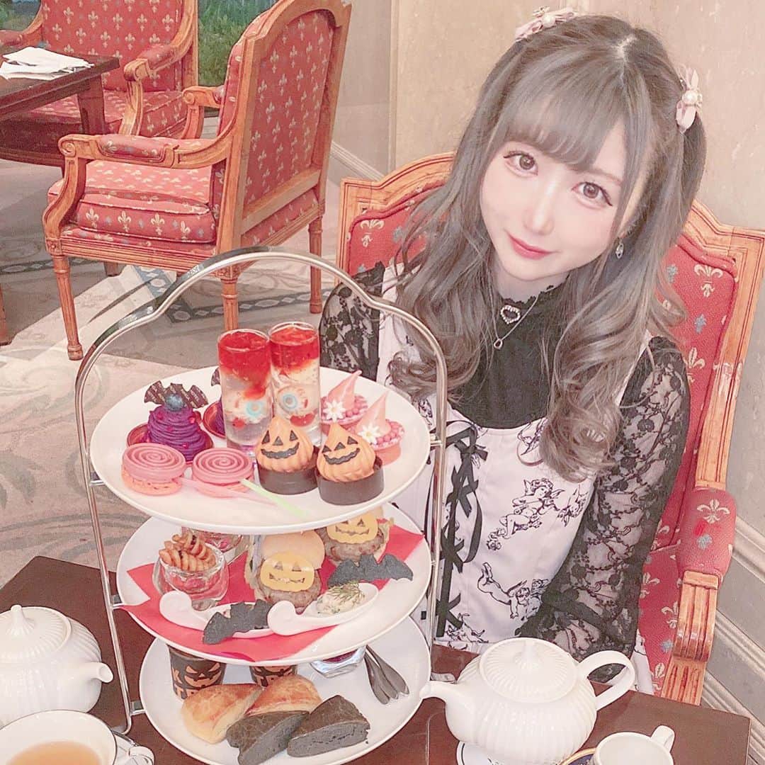 あいにゃんさんのインスタグラム写真 - (あいにゃんInstagram)「リーガロイヤルホテル東京のハロウィンアフタヌーンティー🍬👻🎃 めちゃくちゃ可愛くて絶対行きたかったの〜ホテルの内装も素敵だし、紅茶も料理も美味しかった(ᐡ⸝⸝- ̫ -⸝⸝ᐡ) * * #リーガロイヤルホテル東京 #アフタヌーンティー #アフタヌーンティー巡り #ハロウィンアフタヌーンティー #ハロウィンスイーツ #afternoontea #rihgaroyalhotel #halloween2020   #自撮り女子 #サロモ #被写体 #メイド #コンカフェ #アイドル #地雷メイク #地雷 #地雷女 #メンヘラ女子 #ハーフツイン #ヘアアレンジ #グレージュ #美男美女と繋がりたい #お洒落さんと繋がりたい #ankrouge #japanesegirl #maid #followforfollowback #いいね返し #フォローミー #フォロワー増やしたい」10月30日 20時54分 - ainyan0310