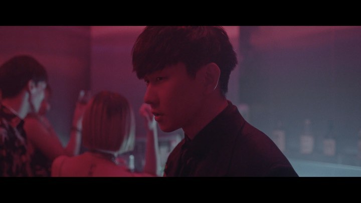林俊傑のインスタグラム：「⠀ This MV brings me through a psychedelic journey of self-realization⠀ Where I tear down my walls and strip myself bare in discovery of who I really am⠀ Traversing the depths of consciousness ⠀ I’m gripped by inexplicability ⠀ As I examine the blurred lines of dream VS reality, alternating different universes, what versions of me await? ⠀ While I Can, I hold tight to what I love ⠀ While I Can, I relinquish all I have to the universe ⠀ Shredding away my ego, burdens and excess baggage, I come to nought ⠀ Yet, no longer enslaved, I am reborn.⠀ Thanks for this beautiful track @joshcumbeemusic @fernandogaribay @dnnyd @miro.official @richardfurchmix and @chenrychen for this video.⠀ ⠀ 透過〈While I Can〉MV進入我的潛意識旅程，⠀ 層層地剝開自我，不斷追尋著心中最純粹的自己。⠀ 通往意識狀態的入口，是突如其來、超越理解的瞬間。⠀ 當踏出現實進入不同的意識階段，又將會遇見怎樣的自己，⠀ 那是一望無際，亦或是夢中仙境。⠀ 每一次與內心的自我接觸，都將轉換時空，脫離意識，⠀ 所能之際擁抱，所能之際奉獻擁有的一切與這宇宙交換，⠀ 於是內心自我不斷消散、釋懷而放手的重生。⠀ ⠀ #JJWhileICan #JJ林俊傑倖存者⠀#JJ林俊傑倖存者如你 #JJ新歌首唱LIVE⠀ #JJDrifter⠀#JJDrifterLikeYouDo⠀#JJXIV #JJDoubleEP⠀」