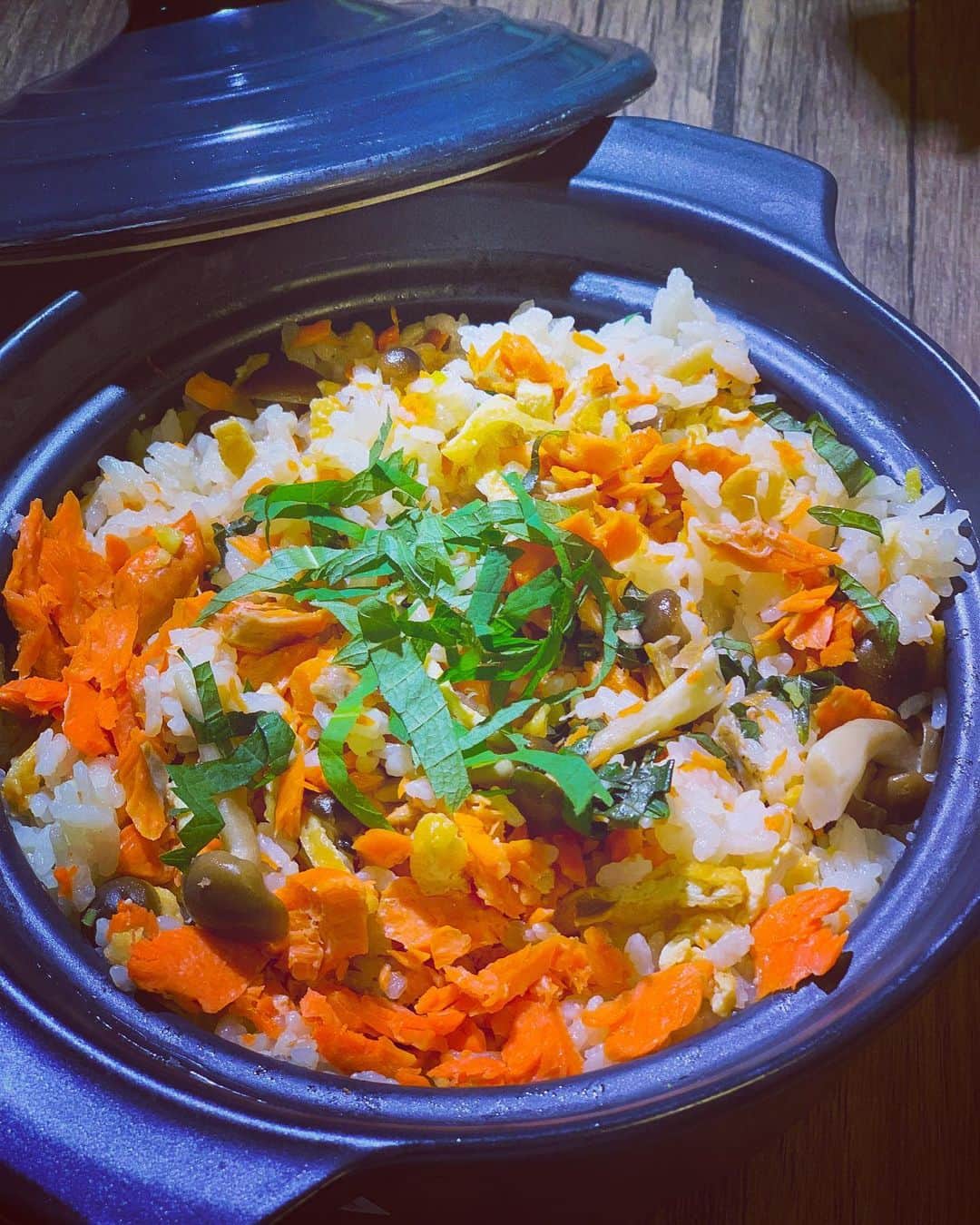 元木行哉のインスタグラム：「秋鮭、しめじ、油あげ。﻿ 土鍋ごはん。﻿ おこげもつきましたよん。  本日も『タウンニュース』ありがとうございました🙏📺 ﻿ #enjoyhome #staysafe #元木行哉 #男飯 #料理 #グルメ #自炊チャレンジ #移住 #炊き込みご飯 #秋」