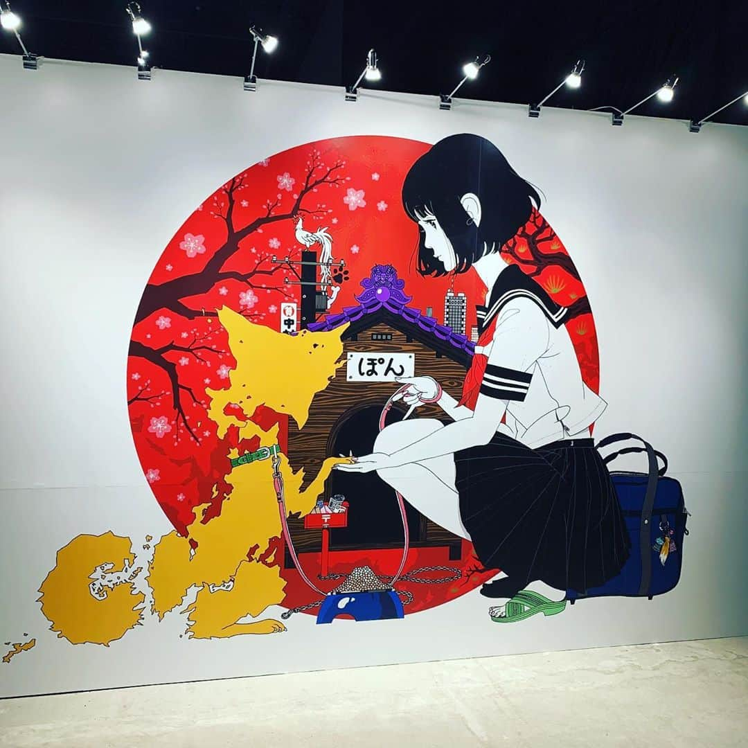 DJ AIKO 62さんのインスタグラム写真 - (DJ AIKO 62Instagram)「10月31日からギャラリーアーモで開催の「中村佑介展　BEST of YUSUKE NAKAMURA」の内覧会へ。  アジカンのジャケットをはじめ多くのミュージシャンに愛される人気作家、中村佑介さんの巡回展です。なんと展示数は434点！書籍のカバーやオリジナル作品、また、学生の頃に描いたという初期の作品も見られます。  制作過程についても触れられていて、線画まで描いたらデータとして取り込んでSurface・Photoshopで色をつけているそう。  入館者特典としてアマビエ様をモチーフに書き下ろしたイラストを使った「オリジナルマスクケース」がもらえますよ。  グッズ売り場も充実していました。今展限定のグッズはありませんが、物販コーナーだけなら無料で入れます。  撮影もOK！1東京ドームシティ内にあるギャラリーです！  「中村佑介展　BEST of YUSUKE NAKAMURA」 2020年10月31日〜12月13日 11:00〜19:00 （最終入館は閉館の30分前まで） Gallery AaMo 料金などその他の情報に関しては公式サイトをチェックしてください。  #galleryaamo #ギャラリーアーモ #中村佑介 #中村佑介展 #東京ドームシティ #DJAIKO62 #学芸員djのdjaiko62  #美術館好き #美術館 #美術館巡り #アート散歩 #東京アート散歩 #アジカン #謎解きはディナーのあとで #夜は短し歩けよ乙女  #イラストレーター」10月30日 20時58分 - djaiko62