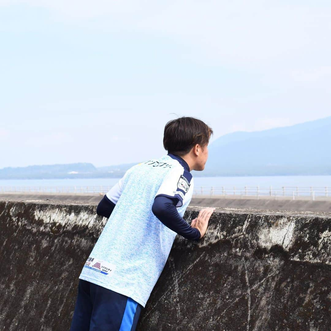 鹿児島ユナイテッドFCさんのインスタグラム写真 - (鹿児島ユナイテッドFCInstagram)「ハチさんと桜島🌋 タクさんと桜島🌋 ハタさんと桜島🌋  ＼ グッズ情報 ／ ついに❗️ついに‼️ 販売開始👏   「デザインコンフィットTシャツ」 ✅フィールド2nd✅ゴールキーパー1st   紺に続いて待ちに待った白と赤😍 あなたは何色にしますか❓   明日10月31日(土)のホームゲーム会場で販売開始です‼️   #八反田康平 #牛之濵拓 #畑実 #鹿児島ユナイテッドFC #鹿児島ユナイテッドfc  #よかにせイレブン #Jリーグ #明治安田生命 #j3リーグ #鹿児島県  #鹿児島市 #STANDUP!! #kagoshima #soccer  #jleague」10月30日 20時59分 - kagoshimaunitedfc