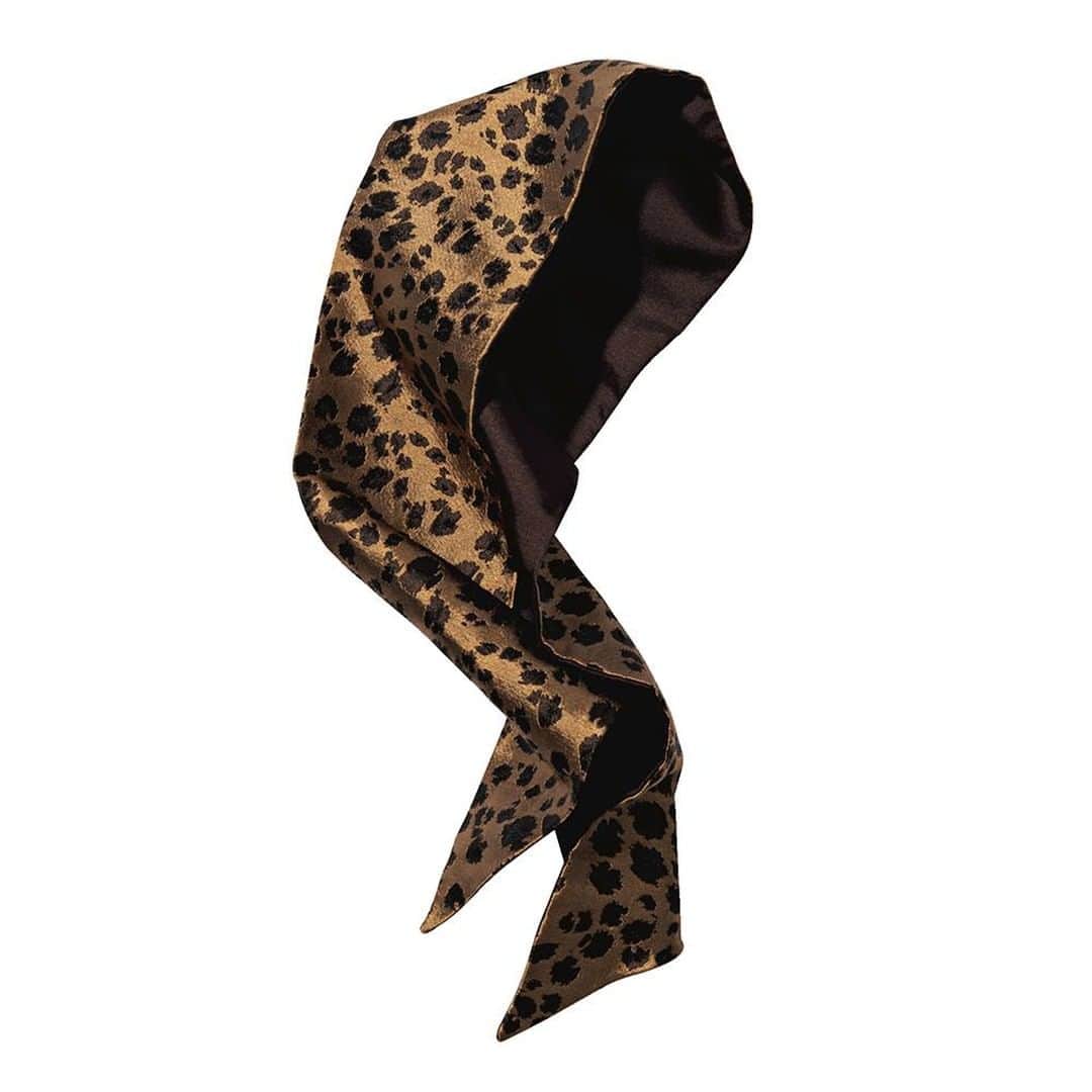 Domani編集部公式アカウントさんのインスタグラム写真 - (Domani編集部公式アカウントInstagram)「使いやすい長方形サイズで、カチューシャ風に、襟元のスカーフに、バッグのアクセントにと、さまざまなところに巻くことができる。 スカーフ［縦10×横90㎝］￥13,000（フレームワーク ルミネ新宿店〈メゾン エフ〉）  #fashion #指名買い #フレームワーク #ファッション  Domani10/11月号「このお買い物気分、おひさしぶりです♡」 撮影／坂根綾子　スタイリスト／三好 彩　構成／湯口かおり」10月30日 21時00分 - domani_official
