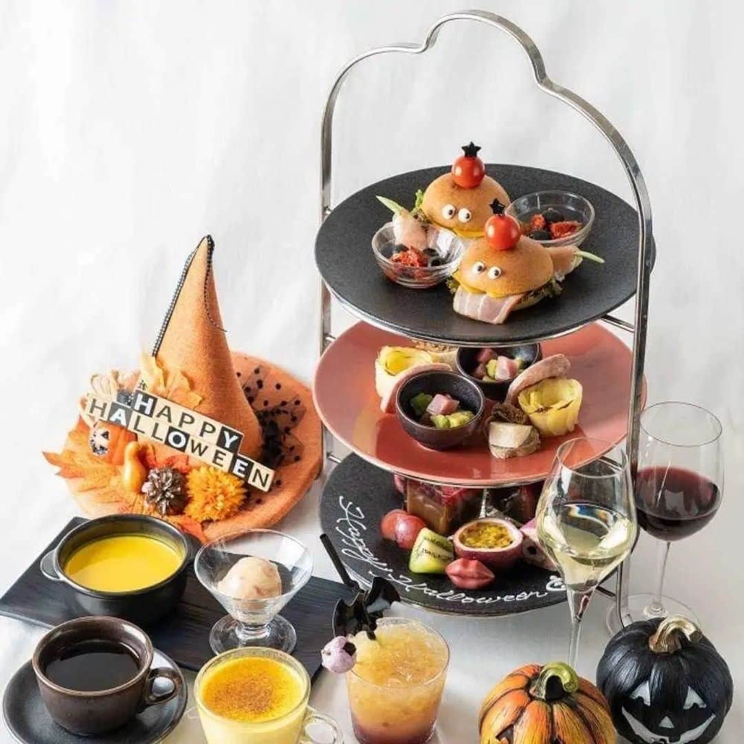 オズモールレストランのインスタグラム：「【Go To Eat対象店】 Celecroix ・ 江戸の心を受け継ぐ粋な空間「Celecroix」が贈る、9/15～10/31の土日祝限定アフタヌーンティープラン。 ・ おもてなしのスープに始まり、焼き菓子やムース、プチバーガーなどが並べられた華やかなティースタンドを味わいながら華やかなひとときを。フランスベルサイユ宮殿愛用のフレグランスを使用したパリの紅茶「Nina's　Marie-Antoenette」を含む14種以上のカフェが2時間30分おかわり自由で、さらに期間中はノンアルコールスパークリングワインのジャイアンスミュスカも楽しめる。 ・ 遅めのランチや軽めのディナー、女子会やデートなどに是非リザーブして。 ・ 店名：Celecroix 住所	：東京都港区芝3-23-1 ホテル ザ セレスティン東京芝1F アクセス：都営三田線「芝公園駅」A2出口より徒歩1分、「三田駅」A8またはA10出口より徒歩3分、JR山手線・京浜東北線「田町駅」三田口(西口)より徒歩7分、JR山手線・京浜東北線「浜松町駅」より徒歩11分、品川駅からタクシーで約5分。芝公園駅A2出口を出て右に進み、1つ目の横断歩道を渡った先にあるホテルへ。  ★最大10000ポイントもらえる！Go To Eatキャンペーン実施中★ 詳しくは、プロフィールURLより↓ @ozmall_restaurant  #ozmall #オズモール #OZグル #レストラン ＃グルメ #グルメ好きな人と繋がりたい #東京グルメ #記念日ランチ #女子会 #ハロウィン #ハロウィンパーティー #ハロウィーン #ハロウィン料理 #ハロウィンごはん #ハロウィンメニュー #ハロウィンメニュー #ハロウィン仕様 ＃ハロウィンスイーツ #ハロウィン限定 #アフタヌーンティー #アフタヌーンティールーム #アフタヌーンティー部 #アフタヌーンティーセット #アフタヌーンティー巡り #ハロウィンアフタヌーンティー #スイーツ好きな人繋がりたい #スイーツテロ #スイーツ好きな人と繋がりたい」