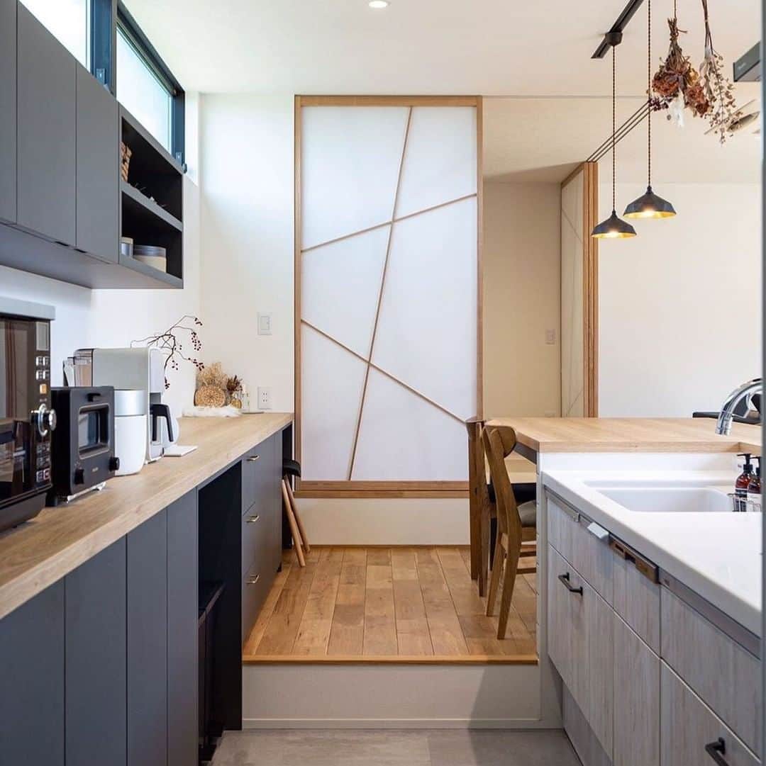 シンプルホーム公式アカウントさんのインスタグラム写真 - (シンプルホーム公式アカウントInstagram)「シンプルモダンな雰囲気の中に、和室の障子が一際目を惹くこちらのお家✨ . 格子のデザインは @kanimiso___home さんの要望のもと、インテリアコーディネーターさんがデザインされたオリジナルのものだそう💕 こんなおしゃれな小上がり和室で毎日寛げるなんて贅沢ですね🏡✨ . キッチンと一体化されたダイニングテーブルや、大きな造作カップボードも使い勝手が良さそうで本当にステキです😍 . . こちらの素敵なお写真は @kanimiso___home さんの1枚です。 @kanimiso___home さんのIGは素敵なお写真ばかりですので、みなさんもぜひ参考にしてみてくださいね💕 . . ----------------------------------------------- シンプルホーム公式アカウントでは、みなさんのシンプルで洗練されたお部屋や暮らしのアイデアを毎日ご紹介しています✨ . 『 #シンプルホーム 』をつけて投稿いただいた中から素敵なお写真をご紹介していますので、ぜひ投稿してみてくださいね🎉 ----------------------------------------------- . . #家づくり #こだわりの家 #住まい #北欧インテリア」10月30日 21時00分 - simplehome_official