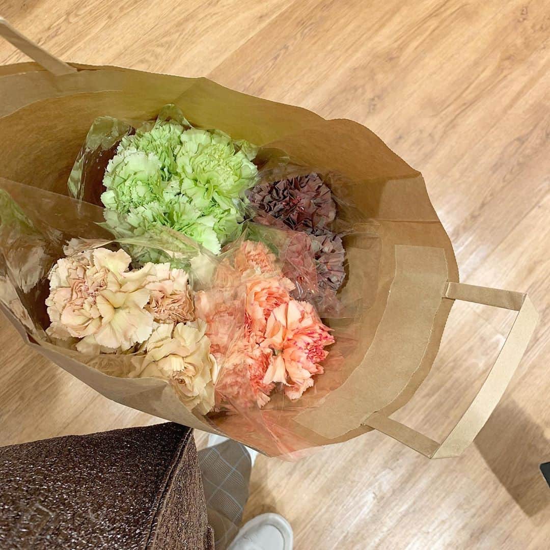 朝長美桜さんのインスタグラム写真 - (朝長美桜Instagram)「ユニクロのお花屋さん💐﻿ ﻿ 珍しいカラーのお花があって可愛かったなぁ🌼﻿ ﻿ お花をお部屋に飾ると、明るくなるし気分も変わります🥰💕💕﻿ これから、ユニクロのお花屋さんに通おうと思います☺️🤍﻿ ﻿ #ユニクロ#UNIQLO#ユニクロフラワー」10月30日 21時01分 - miochan_0517