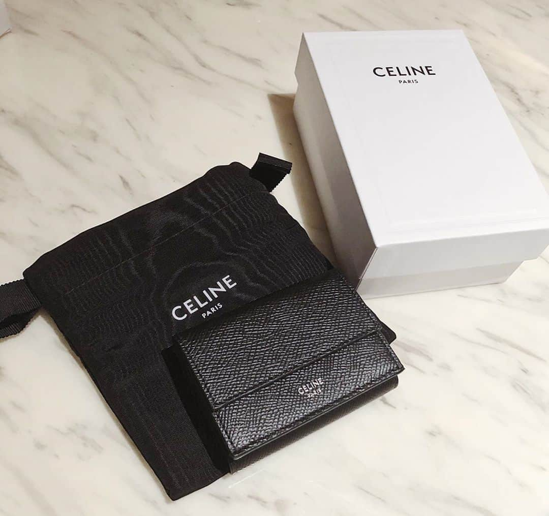 RiLiさんのインスタグラム写真 - (RiLiInstagram)「持ってるだけでテンション上がる🔥【CELINEのお財布】👛⁣ ......⁣ インスタグラマーさんも持っている子が多いハイブランド【CELINE（セリーヌ）のお財布】👛♡女の子の憧れブランドのひとつだよね🧚‍♀️⁣ 成人祝いや大切な人からのお誕生日祝いなど・・大切な日にプレゼントでもらう子もいるみたい🎁♡貯金やアルバイトを頑張って購入するのもいい思い出になる予感💪✨⁣ ハイブランドのお財布は手を出しにくいお値段だけど、その分末永くかわいがってあげられるところも魅力だよっ🌷⁣ ❣❣❣❣❣⁣ サイトやSNSで掲載させていただくお写真募集中😘📸⁣ かわいいコーデやアイテム、注目スポットなどが撮れたら、ハッシュタグ→#rili_tokyo  を付けて投稿❗⁣ ．⁣ Special Thanks💋 Photo by⁣ @s___0807⁣ @k23.daily_⁣ @83_7011⁣ @erenren2525⁣ @mrind8⁣ @skr_2240⁣ @__muu326⁣ @___ponmk2___⁣ @chika__919⁣ @i.am__shio⁣ ．⁣ #ミニウォレット#ミニ財布#CELINE#ブランド小物#セリーヌ小物#お財布⁣  #rili_tokyo #おしゃれさんと繋がりたい #お洒落さんと繋がりたい #ファッション #패션스타그램 #ootd #outfit」10月30日 21時01分 - rili.tokyo