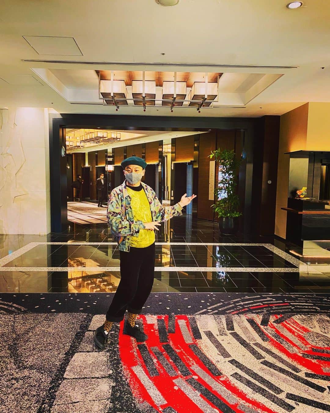 のインスタグラム：「ホテルニューオータニ🏨 ゴージャスなエントランスでぱちりんこ‼️🥰✨✨✨✨✨✨✨ #ホテルニューオータニ東京  #豪華エントランス  #優雅な時間  #美川憲一 #美川憲二 #ヒデコフランセスカ #オネェ系 #ものまね」