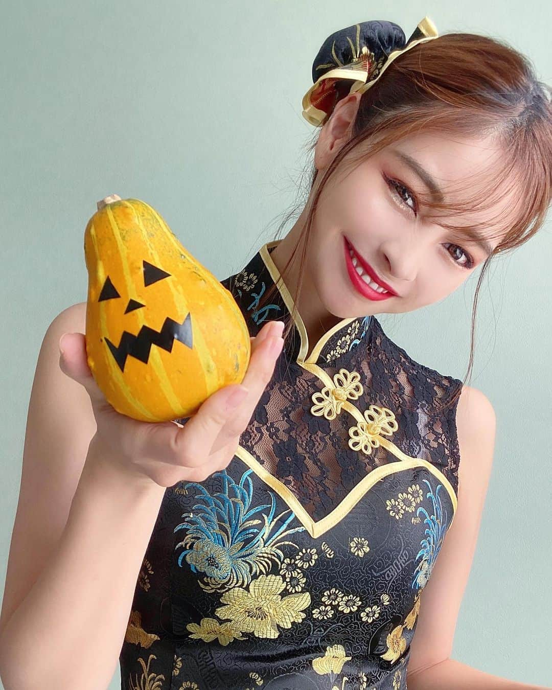 得あゆさんのインスタグラム写真 - (得あゆInstagram)「明日はHalloweenだねっ🎃👻🧟‍♀️ (手に持ってるのは最近よくご飯作って食べる時 ストーリーに登場させてるカボチャ🎃🧡 見てくれてる人分かるかな？😚笑) ・ ・ ・ ・ ・ ・ ・ ・ ・ ・ ・ ・ ・ ・ ・ ・ ・ #ハロウィン#ハロウィンコスプレ#ハロウィン仮装#ハロウィンパーティー#おうちハロウィン#チャイナドレス#ドレス#コスプレ#コスチューム#仮装#衣装#撮影#メイク#リップ#インスタ映え#カボチャ#カメラ女子#団子#アイシャドウ#お菓子#スイーツ#手料理#スタイル#ヘアアレンジ#中華#china#dressup#halloween#halloweencostume#halloweenmakeup」10月30日 21時02分 - tokuayu819