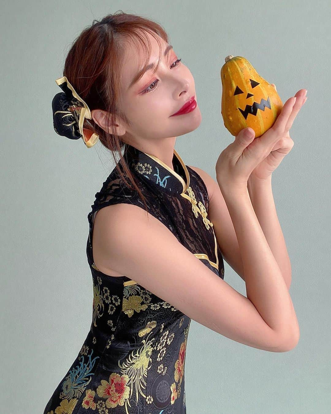 得あゆさんのインスタグラム写真 - (得あゆInstagram)「明日はHalloweenだねっ🎃👻🧟‍♀️ (手に持ってるのは最近よくご飯作って食べる時 ストーリーに登場させてるカボチャ🎃🧡 見てくれてる人分かるかな？😚笑) ・ ・ ・ ・ ・ ・ ・ ・ ・ ・ ・ ・ ・ ・ ・ ・ ・ #ハロウィン#ハロウィンコスプレ#ハロウィン仮装#ハロウィンパーティー#おうちハロウィン#チャイナドレス#ドレス#コスプレ#コスチューム#仮装#衣装#撮影#メイク#リップ#インスタ映え#カボチャ#カメラ女子#団子#アイシャドウ#お菓子#スイーツ#手料理#スタイル#ヘアアレンジ#中華#china#dressup#halloween#halloweencostume#halloweenmakeup」10月30日 21時02分 - tokuayu819