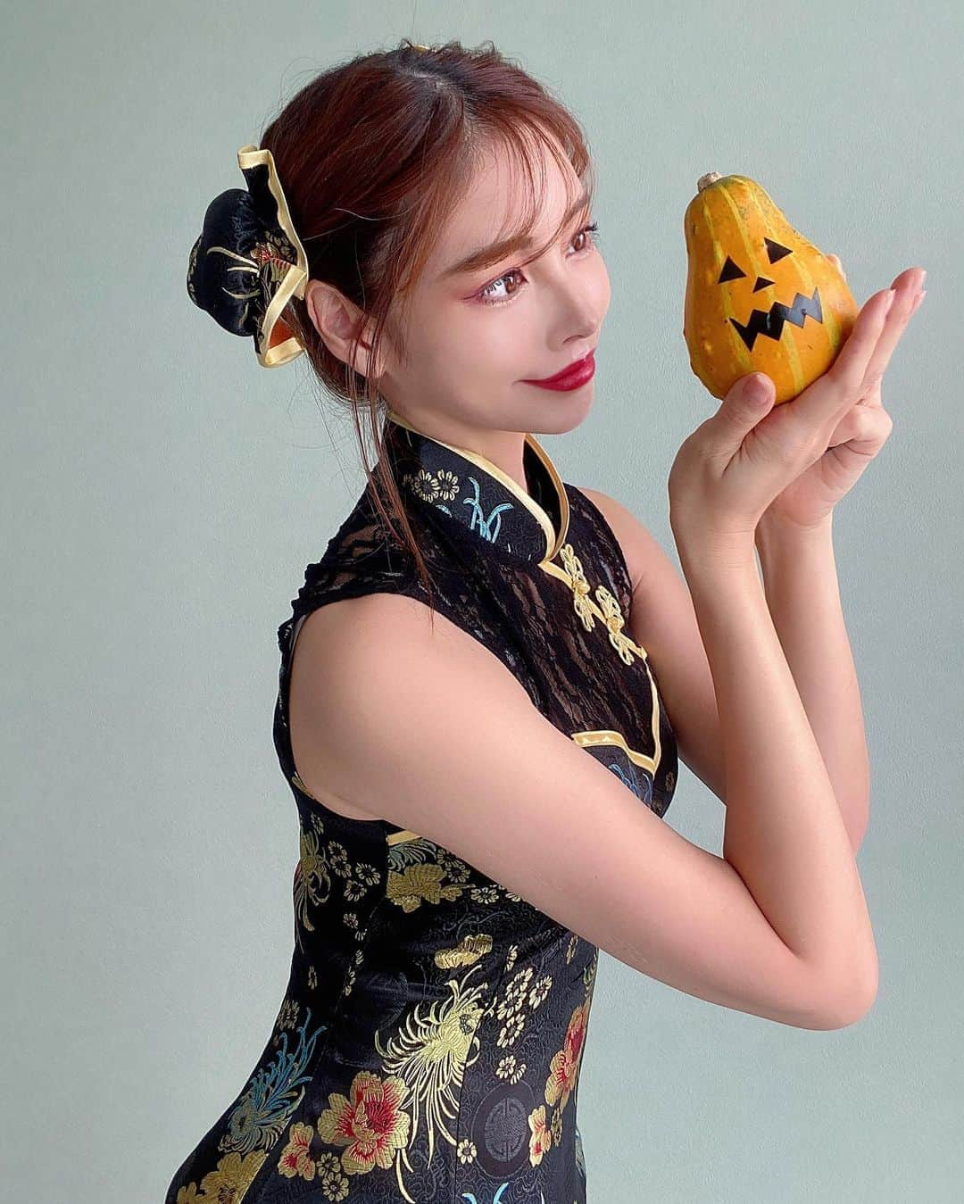 得あゆさんのインスタグラム写真 - (得あゆInstagram)「明日はHalloweenだねっ🎃👻🧟‍♀️ (手に持ってるのは最近よくご飯作って食べる時 ストーリーに登場させてるカボチャ🎃🧡 見てくれてる人分かるかな？😚笑) ・ ・ ・ ・ ・ ・ ・ ・ ・ ・ ・ ・ ・ ・ ・ ・ ・ #ハロウィン#ハロウィンコスプレ#ハロウィン仮装#ハロウィンパーティー#おうちハロウィン#チャイナドレス#ドレス#コスプレ#コスチューム#仮装#衣装#撮影#メイク#リップ#インスタ映え#カボチャ#カメラ女子#団子#アイシャドウ#お菓子#スイーツ#手料理#スタイル#ヘアアレンジ#中華#china#dressup#halloween#halloweencostume#halloweenmakeup」10月30日 21時02分 - tokuayu819